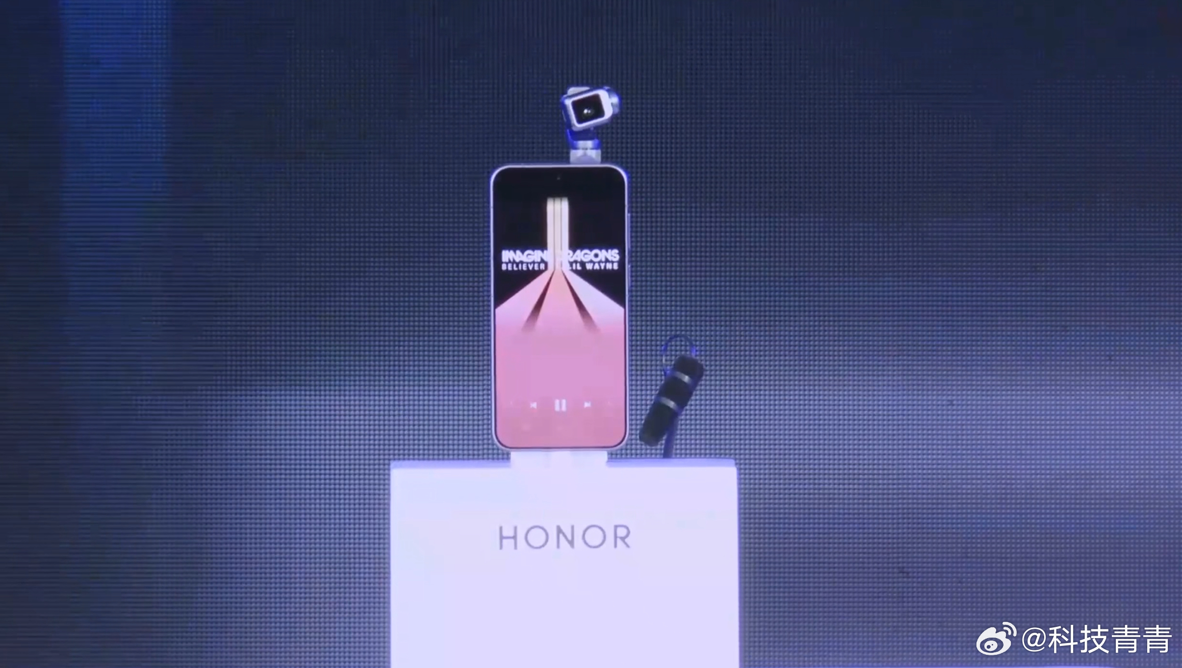 荣耀RobotPhone成精了看了荣耀 Robot Phone，我的第一反应就是