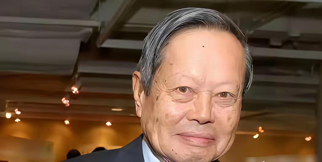 杨振宁先生走了，骨灰安在北京八宝山“国家功勋苑”，不跟前妻合葬，也不跟现任合葬。