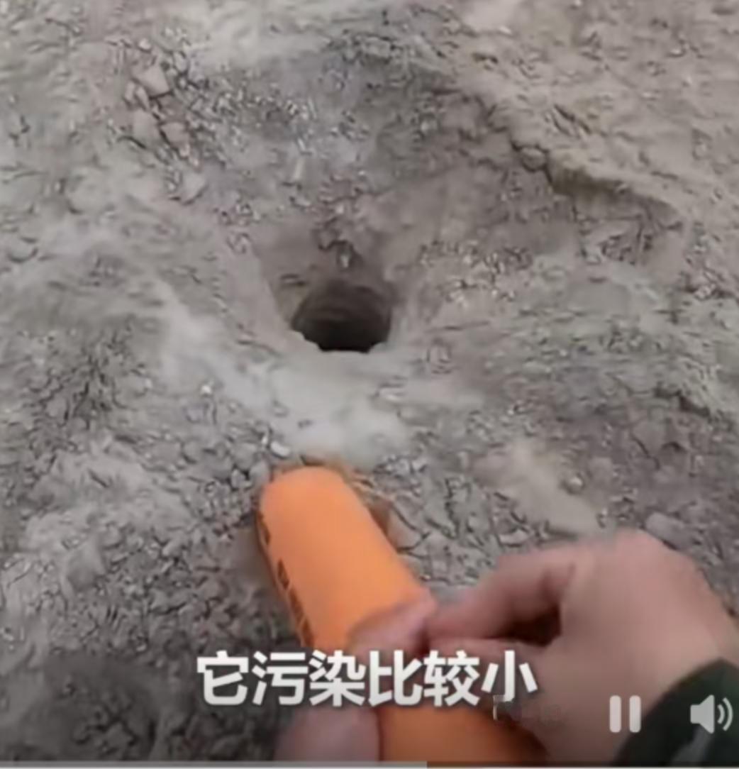 野外看见“火腿肠”千万别嘴馋！这可是实打实的“硬货”，拆开就是乳化炸药
最近，军