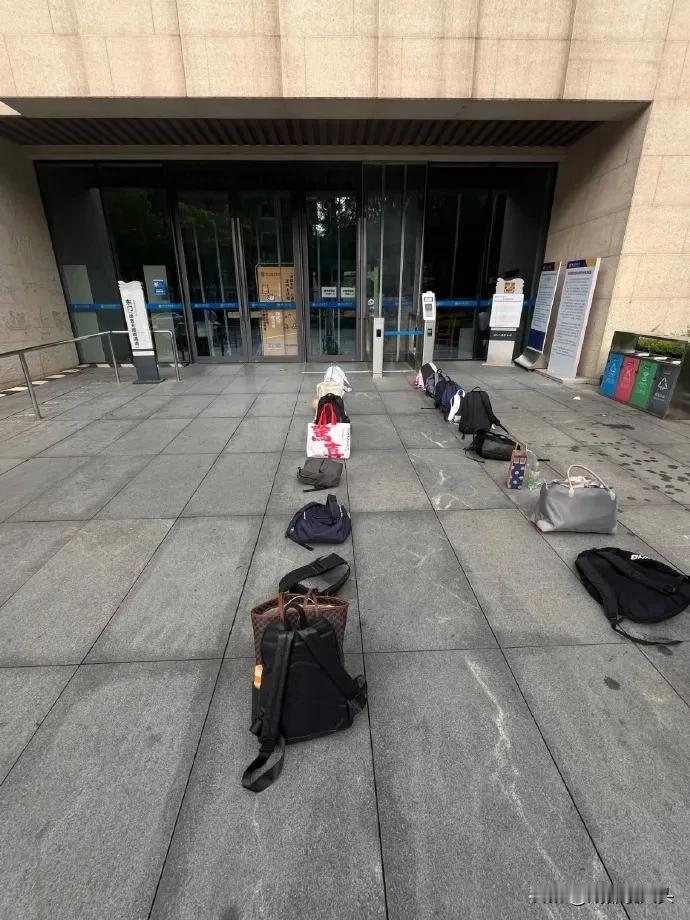 成都人现在去图书馆看书都开始进化了！四川省图书馆门口，去得早的人，已经不用亲自排
