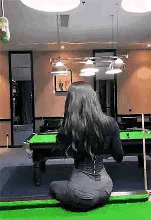 图一：小姐姐的意思是说，只要多打台球就能够让身材变得更好，对吗？
图二：人家哪错