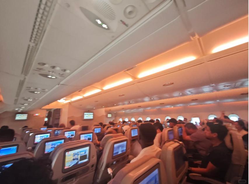 A380变成“空中牢笼”！373人被困10小时有人中暑，谁给阿联酋航空的胆子在中