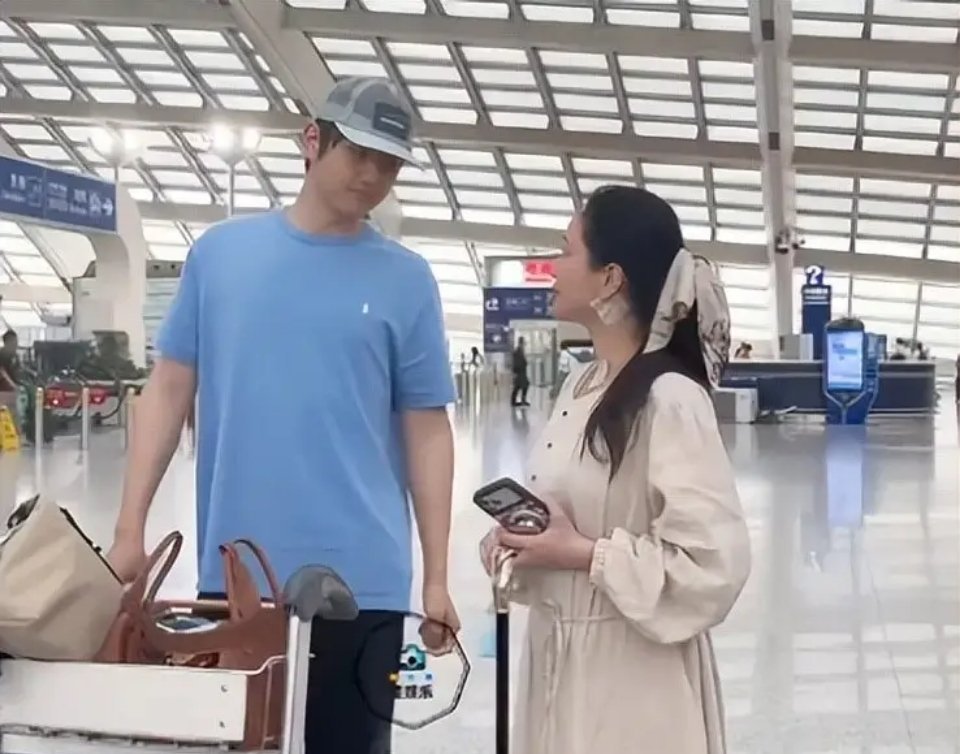 金莎带婆婆在阿那亚度假，婆媳有说有笑关系融洽，孙丞潇太幸福了 