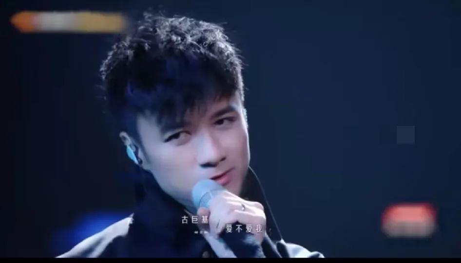 51岁古巨基…，和22年前的的何书桓几乎一模一样……很厉害…。而且，你在他脸上找