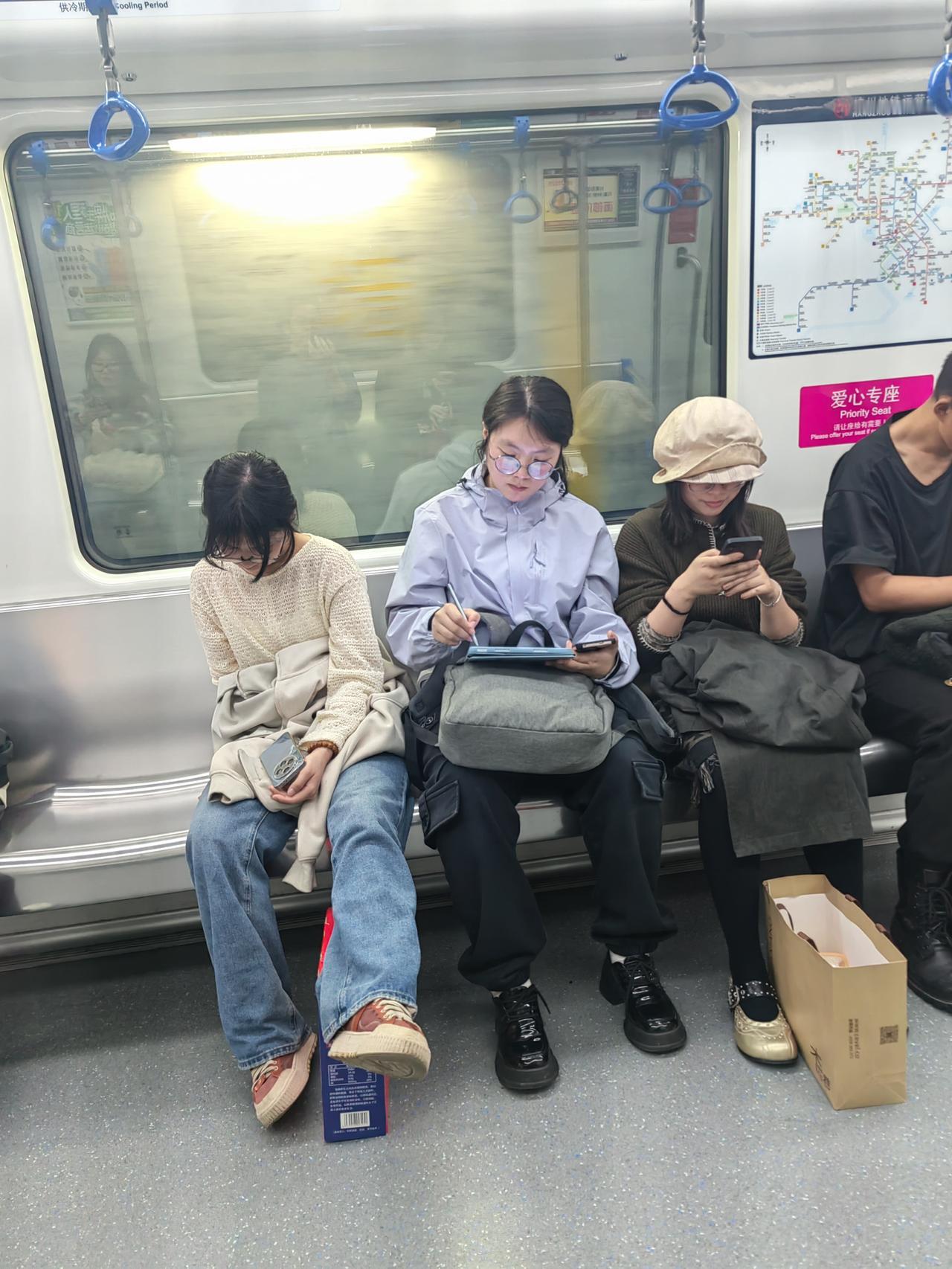 大家都很抓紧时间，但各自有各自不同的方式和不同的方向！
在杭州地铁6号线上，可以