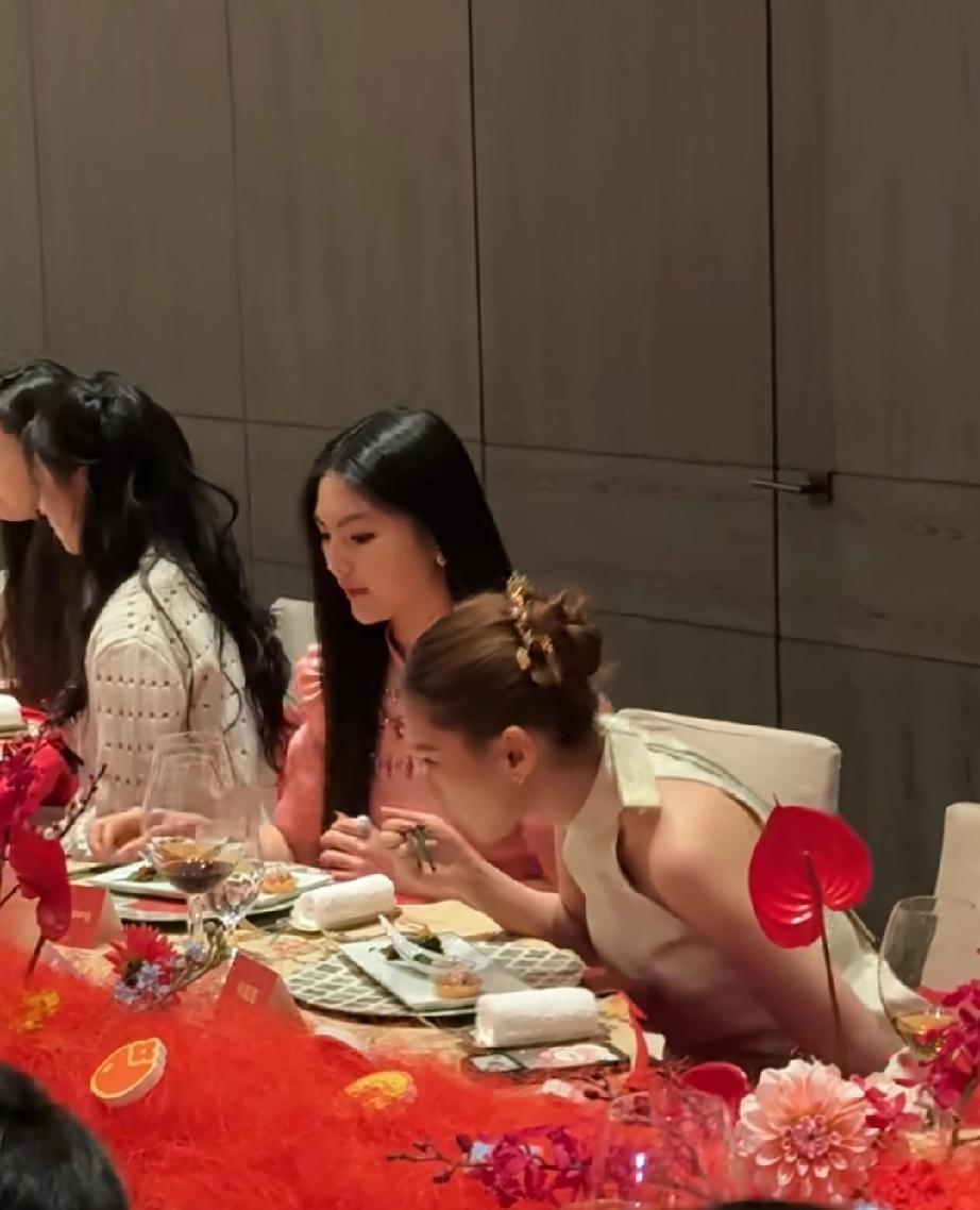 这两天深圳的一场高端活动，倒是上演了一出颇有意思的“社交场面”。李湘带着女儿王诗