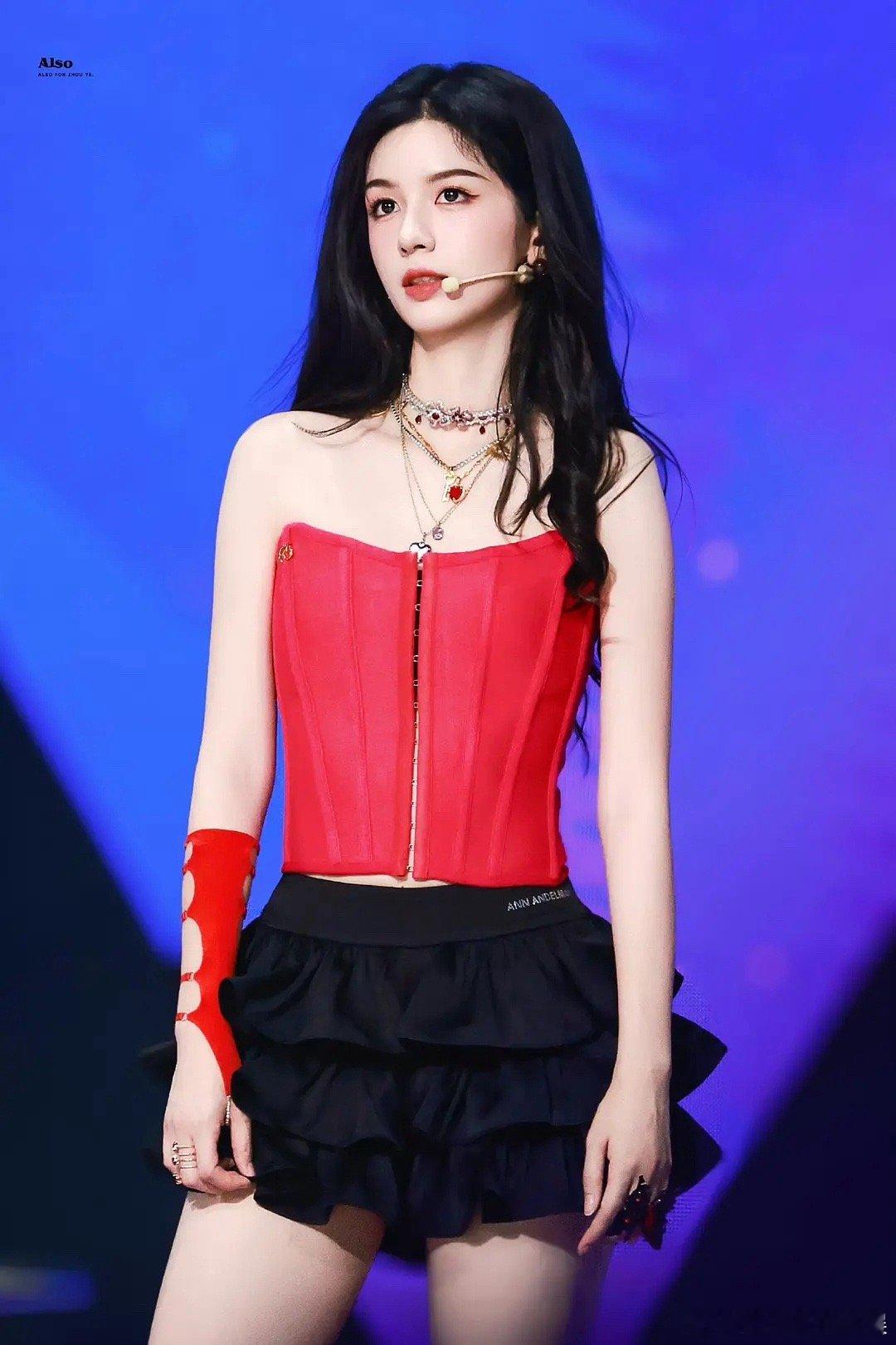 周也很适合这样的女团风，张婧仪就很接地气 ​​​