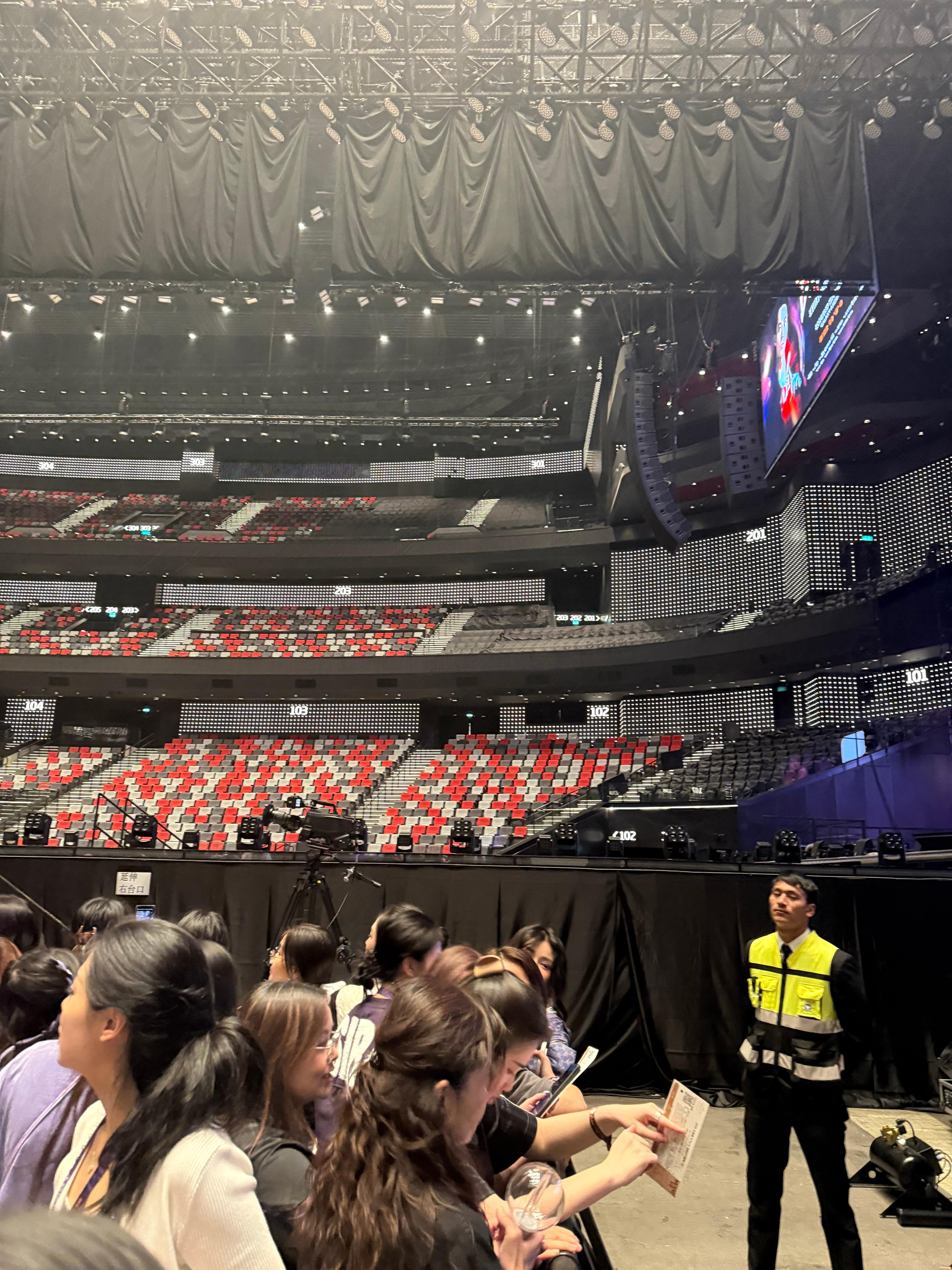 王鹤棣2026dparty演唱会激动激动，俺多少趴了杆 