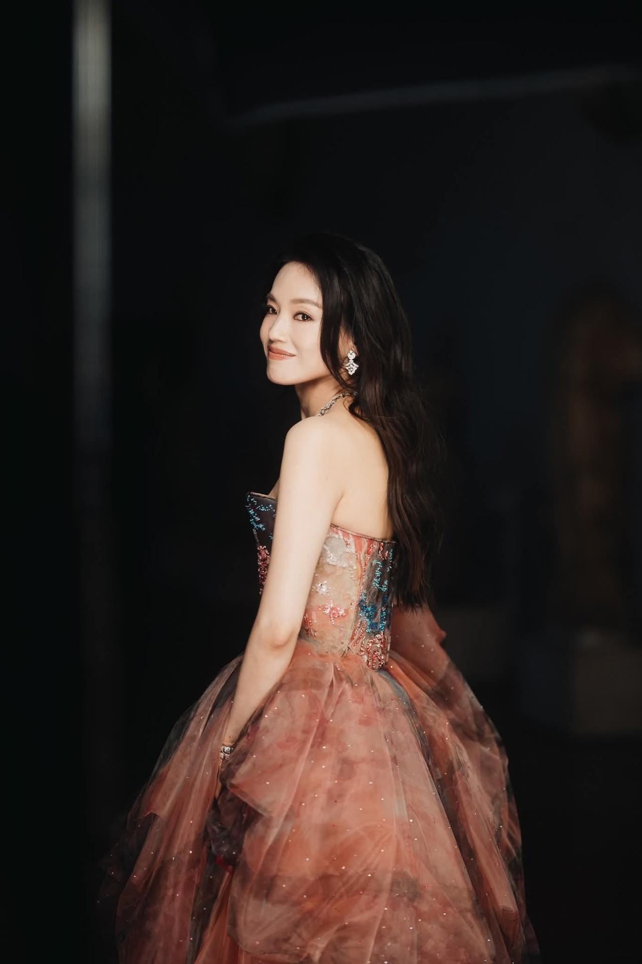 “舒淇不美。真的不美。两只眼睛长得太开；嘴唇太厚；鼻子太塌；门牙的牙缝太大……”