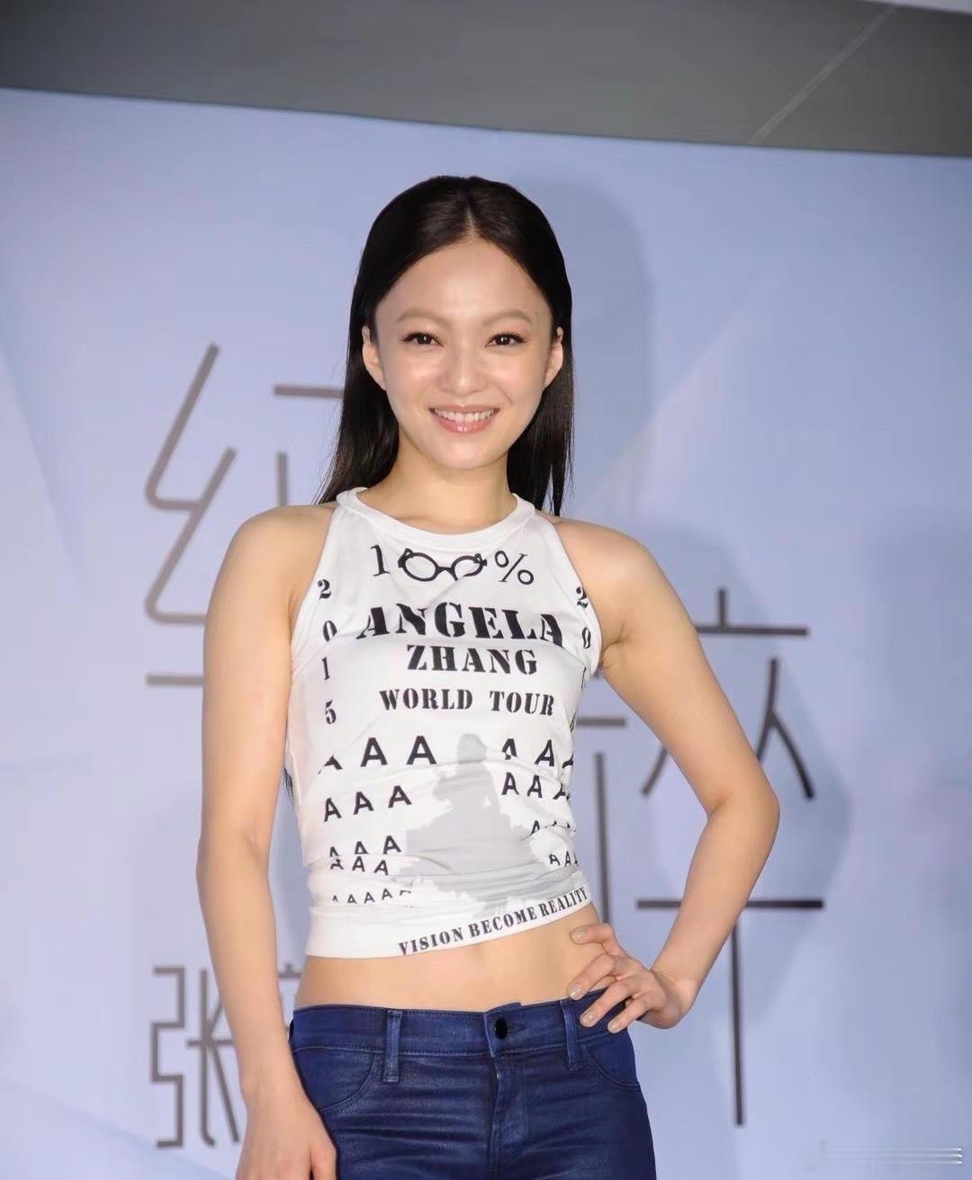 张韶涵早年巡演发布会生图！一身白色印花短款工字背心露纤细腰线，印满巡演专属字母标