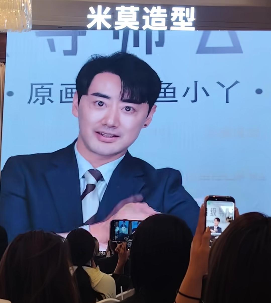 你确定这是个男的？我倒觉得他的身体里住了个女的，还是个超级魅惑的女的。
你看他的