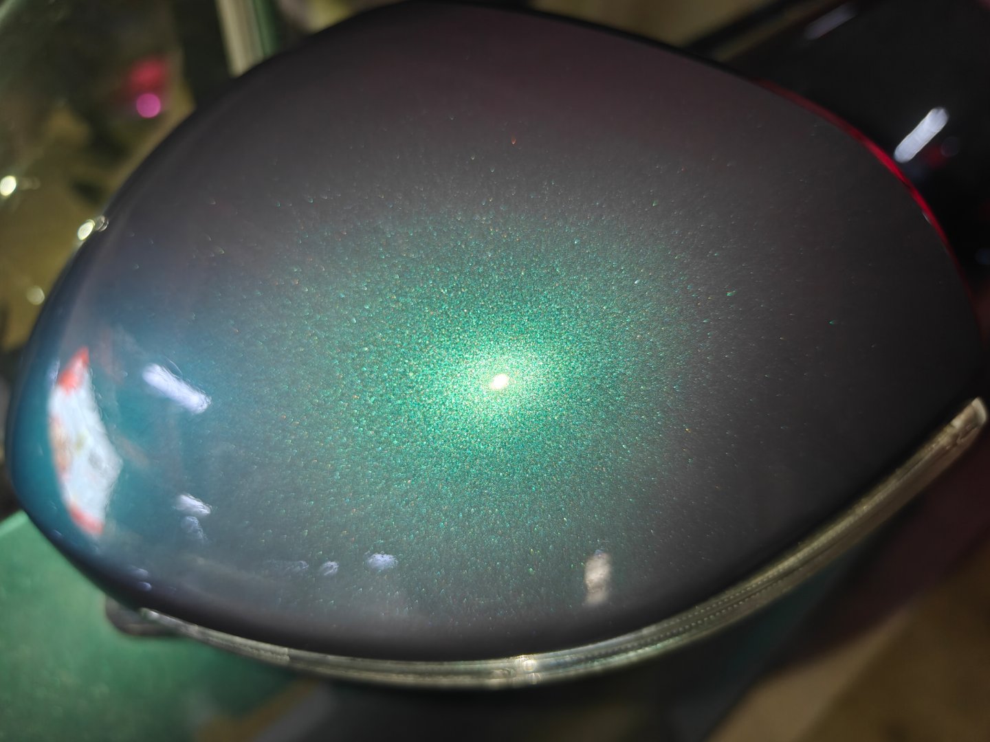 刚才在一条窄路上会车，路两边都是杂物和电摩，我后视镜跟对面一辆比亚迪碰到了一起，