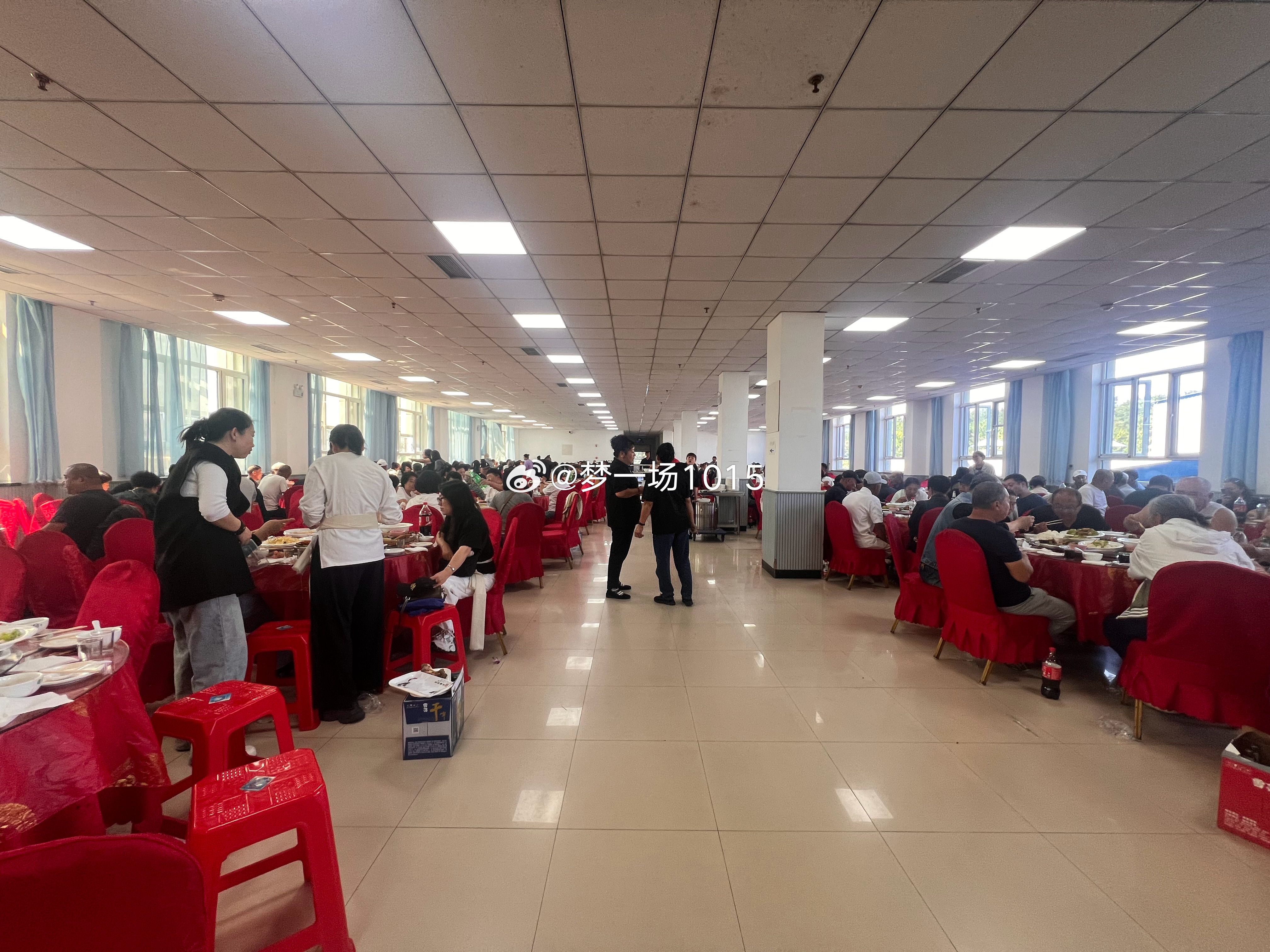 医院、殡仪馆，永远人满为患。 ​​​