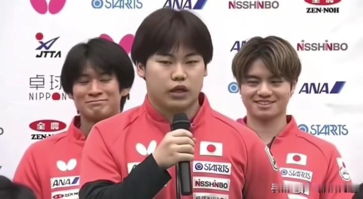 松岛辉空前面讲话，后面的两帅哥快憋出内伤
松岛辉空：我发誓下次一定打败王楚钦，一