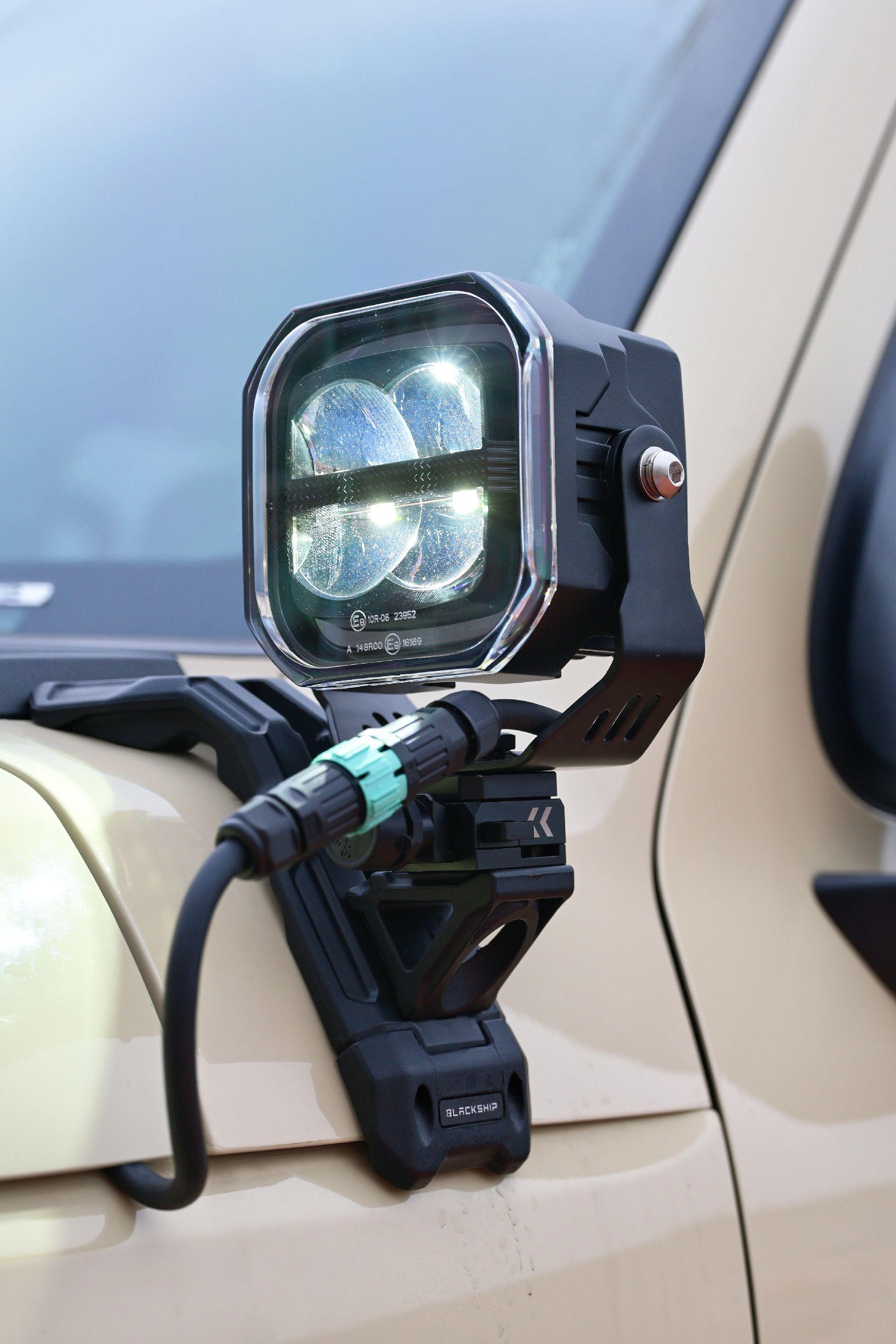 射灯本该属于旷野🚨。一个快拆支架就能让它在城市与野外自由切换，而不是...