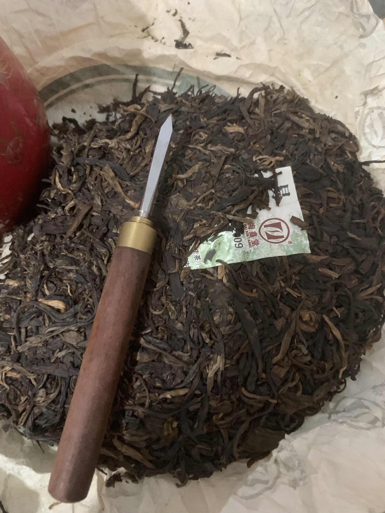 普洱茶，在拆一饼吧，舍不得也不行啊，十几年了，一年一个月的打理，陈化的还可以，拆