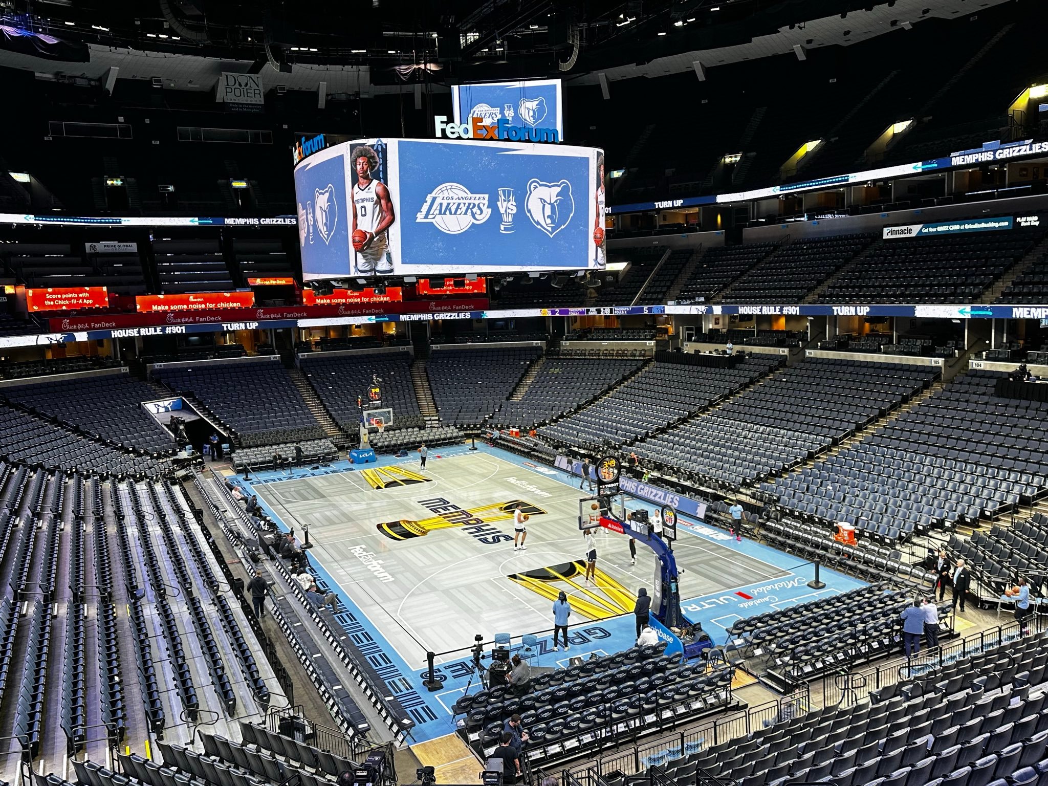 不单单是球场地板，杯赛的用球也与常规比赛用球不同。🏀 ​​​