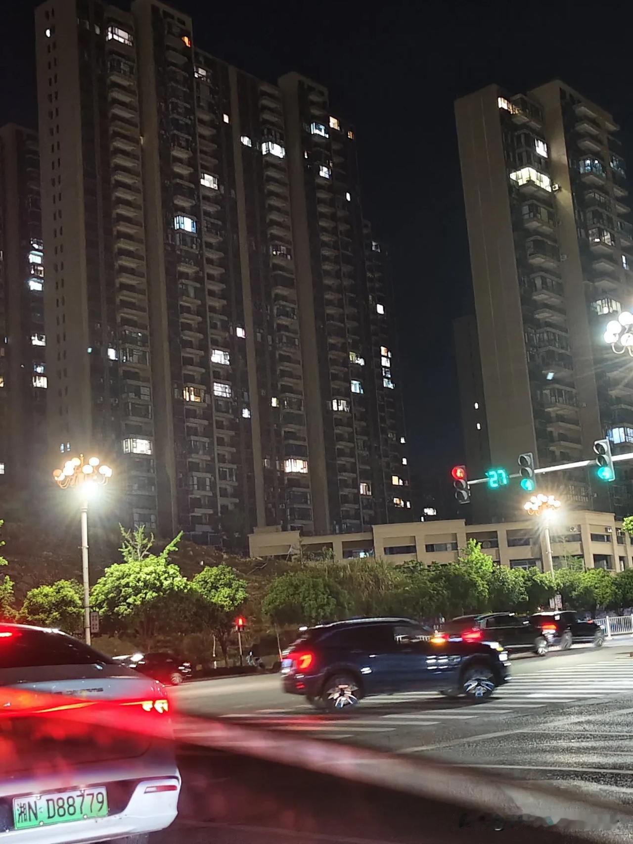 上班很累，总不能不上吧，挣钱很苦，总不能不挣吧，你可以不做你不喜欢的事，但你要做