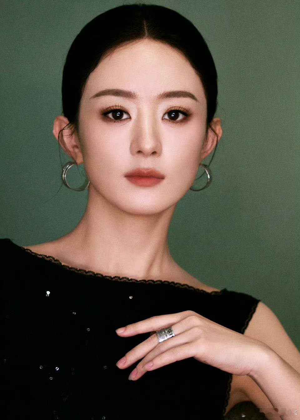 赵丽颖直播小刀真的是赵姐了虽然容颜没啥变化，但就感觉是那种大花的气质不是靠年龄堆