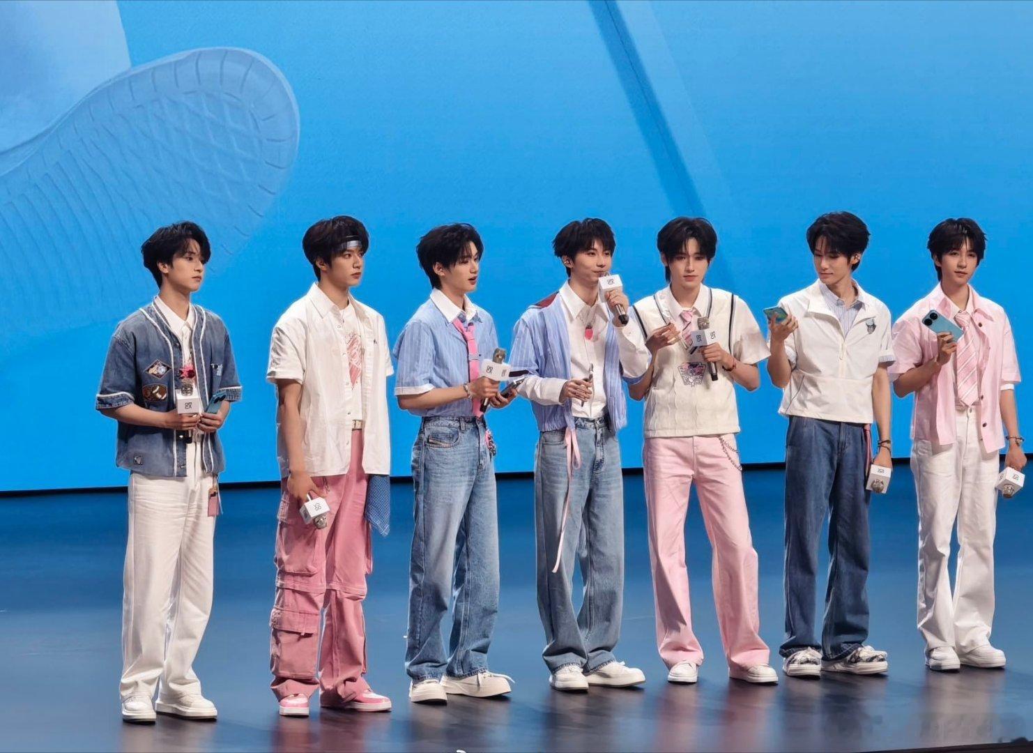 时代少年团造型细节满满时代少年团造型上的小巧思仔细看每个人的眉峰角度都不一样，鼻