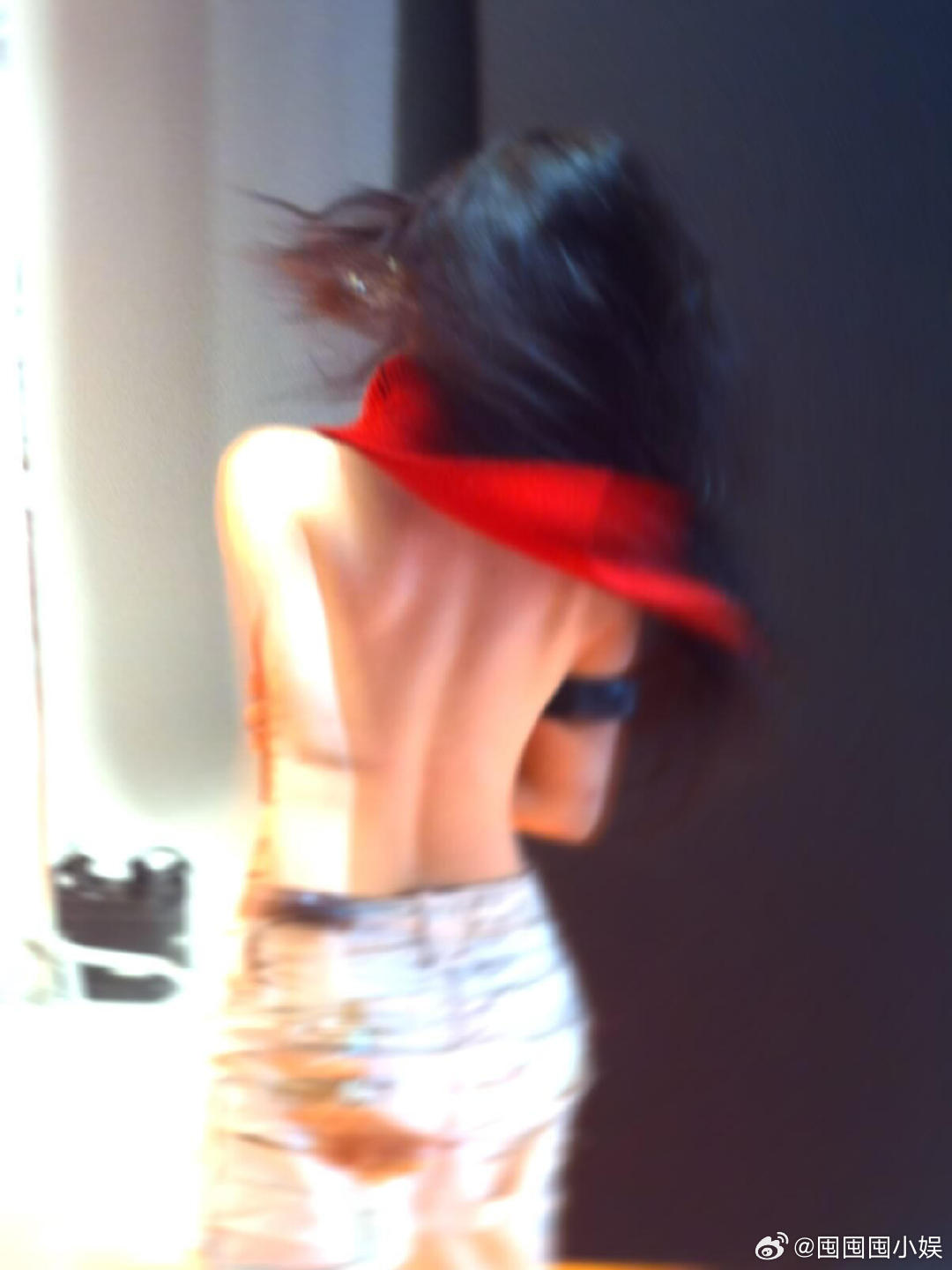 宁艺卓晒比中指照宁艺卓ins晒一波库存照，轻轻松松美疯了。宁艺卓露背照