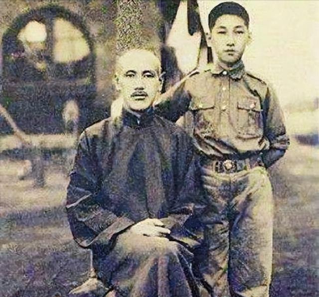 蒋介石养子蒋纬国，临终遗言：拒绝和父兄同葬，坚持和前任同穴。

1997年，蒋纬