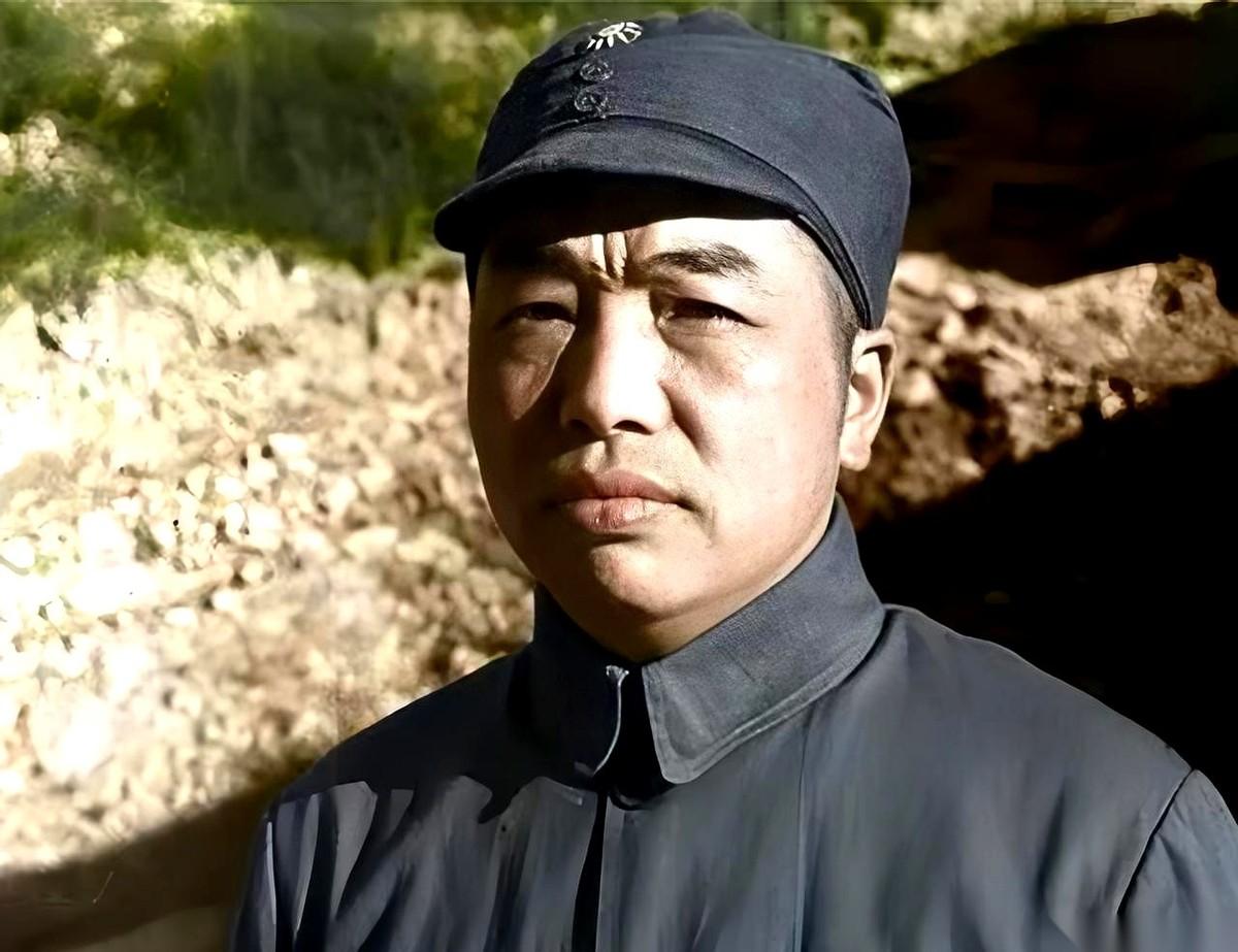 国民党发的军帽，最大号的，彭老总愣是戴不进去。
全军都换上新军装了，八路军的将领