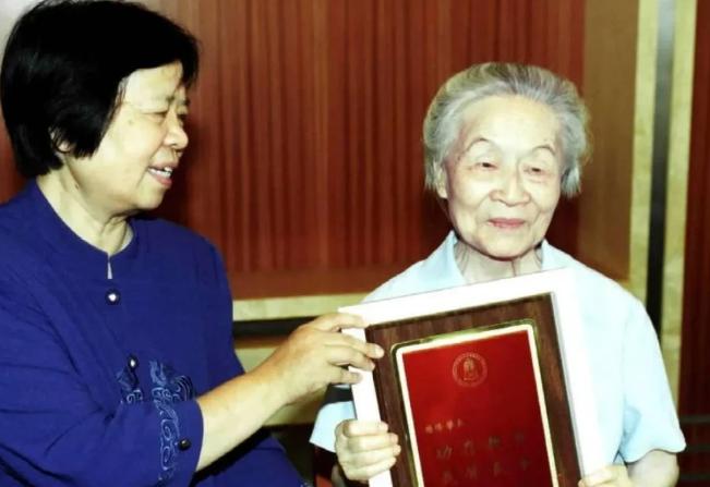 2001年9月7日，杨绛先生将他和钱钟书先生在这一年上半年的所有稿酬，总计72万