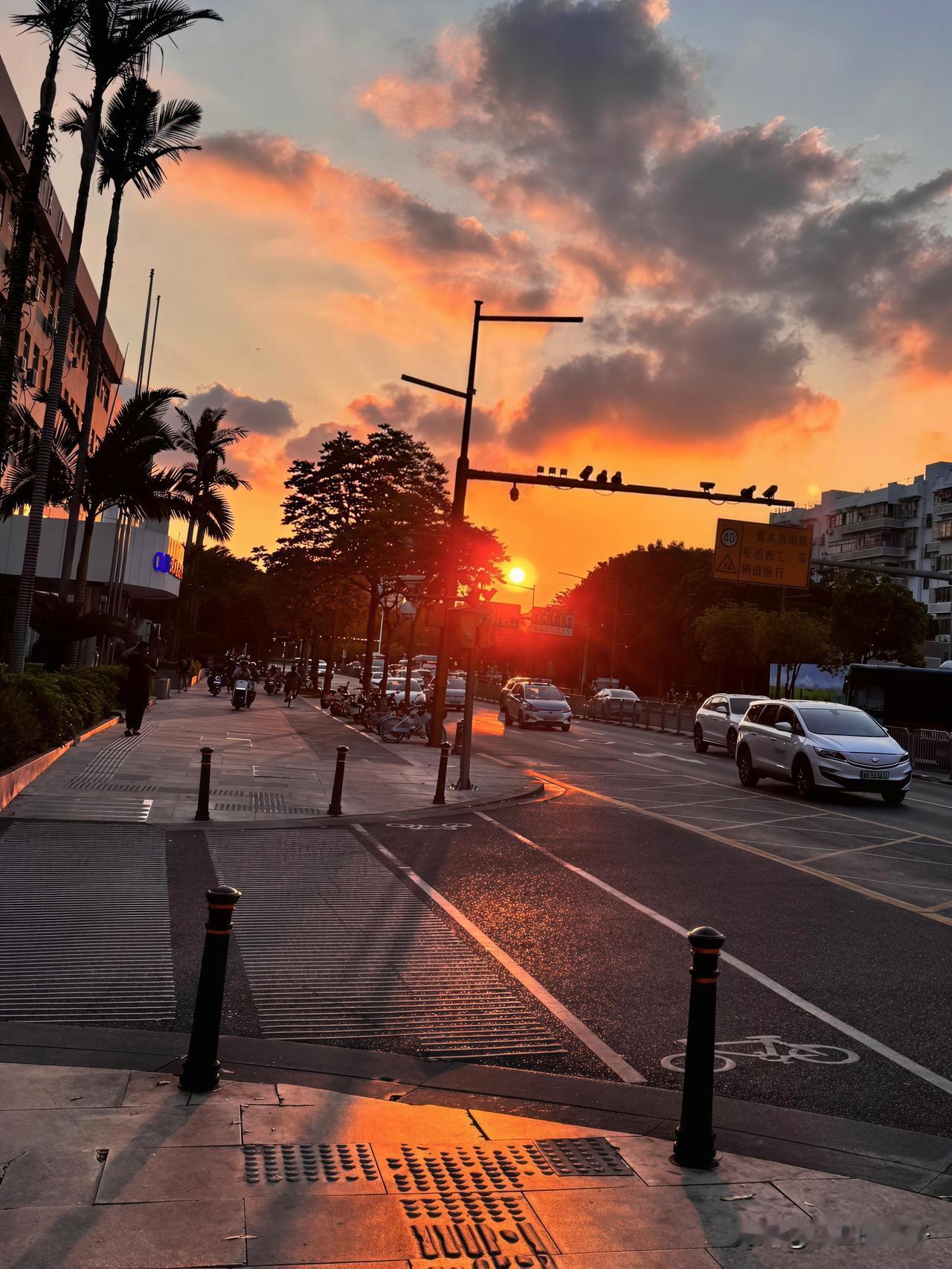 当时很迷茫，其实现在也很迷茫，不知所措。突然而来的负面情绪让我很痛苦，说不出来痛