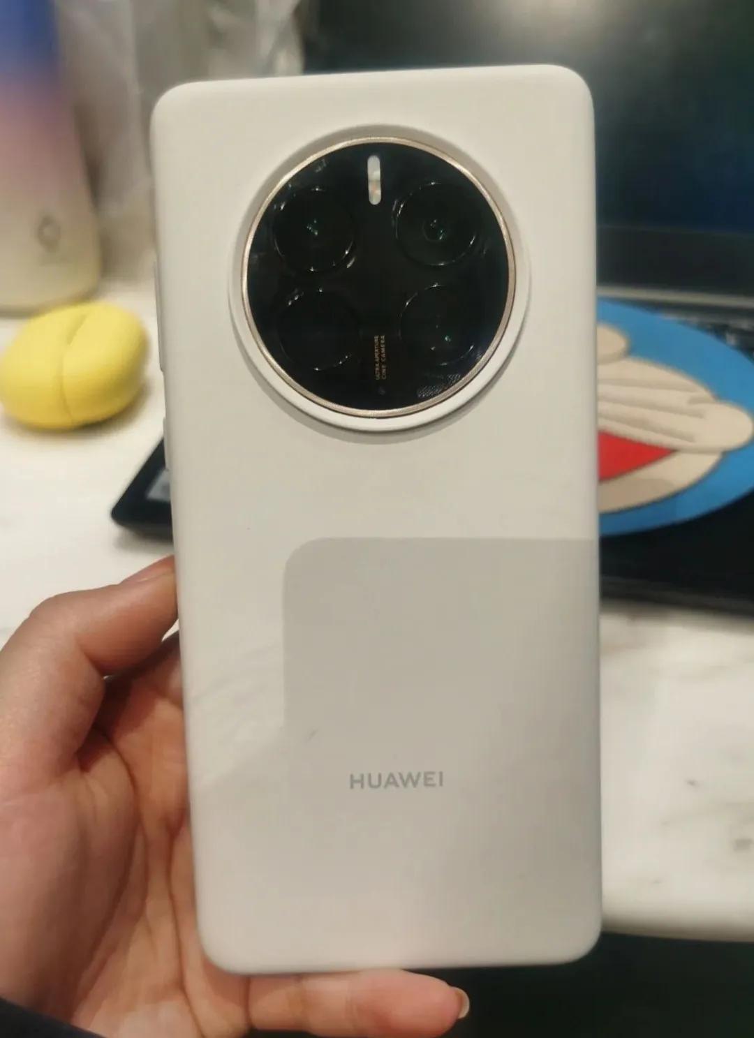 其实华为的设计真的不错，好像带着友商一起走，多摄像头，渐变后壳，素皮后壳，第一款