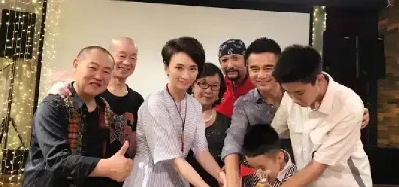 把一个离异家庭经营得比原配还亲密，核心操作就两步。
第一步，现任的“主动后退”。