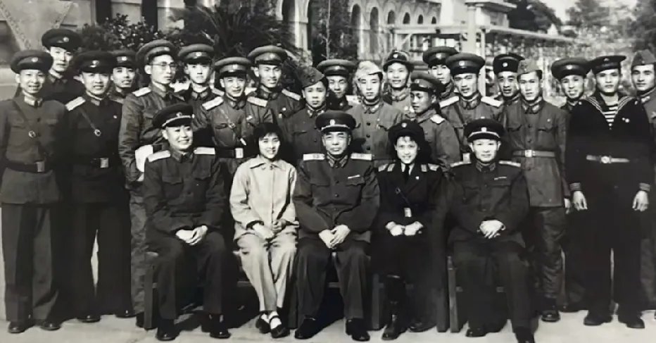 50年代，陶玉玲到部队演出期间与彭德怀元帅等人的一张留影 