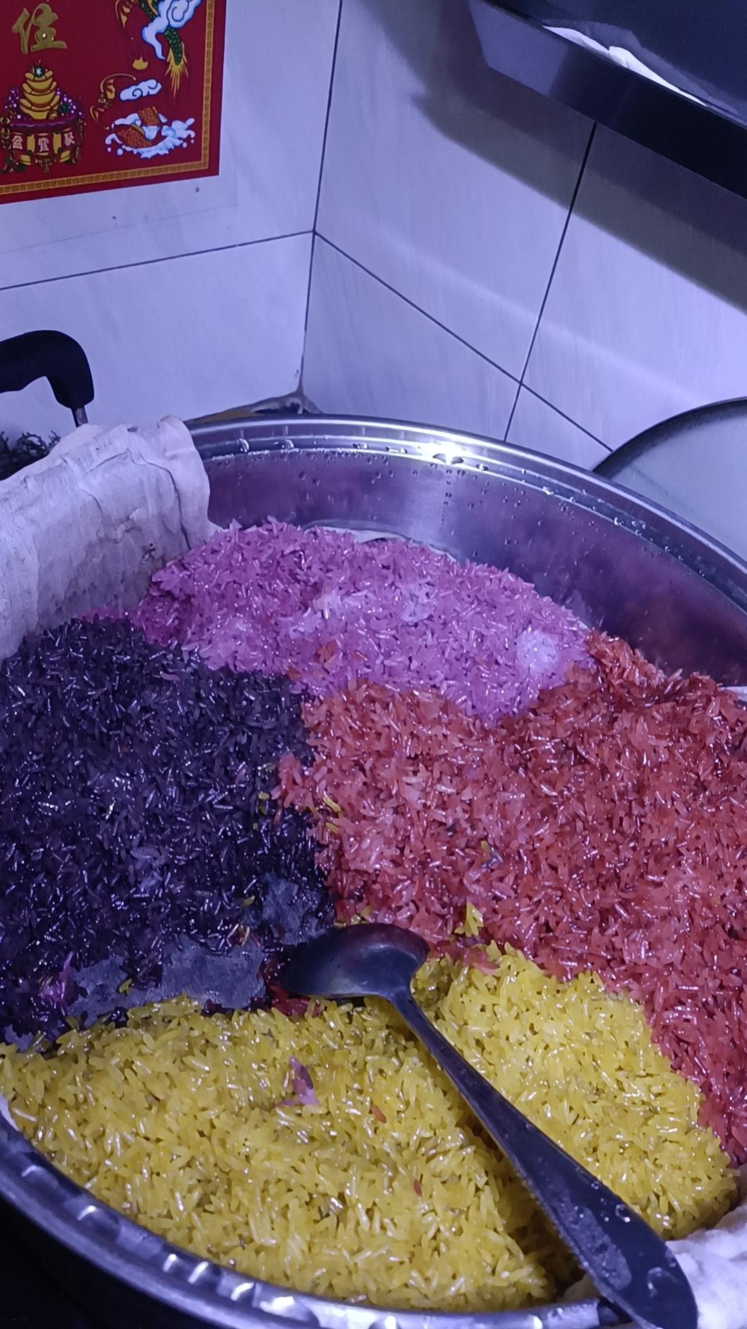 清明的味道——五色糯米饭
在广西，清明节的时候，
一般会有五色糯米饭，
当然了，