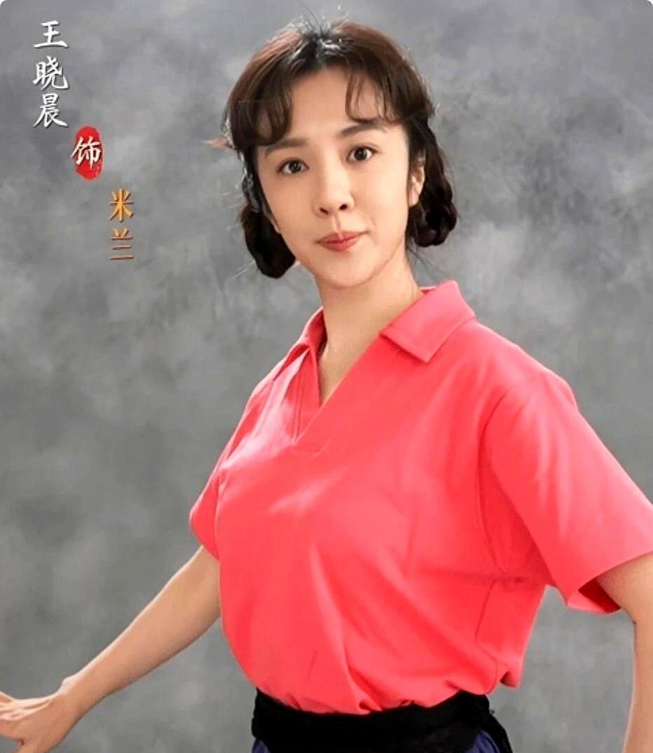 张艺谋当着一屋子投资人的面，把几十个当红小生的简历塞进了碎纸机。
机器卡了一下，