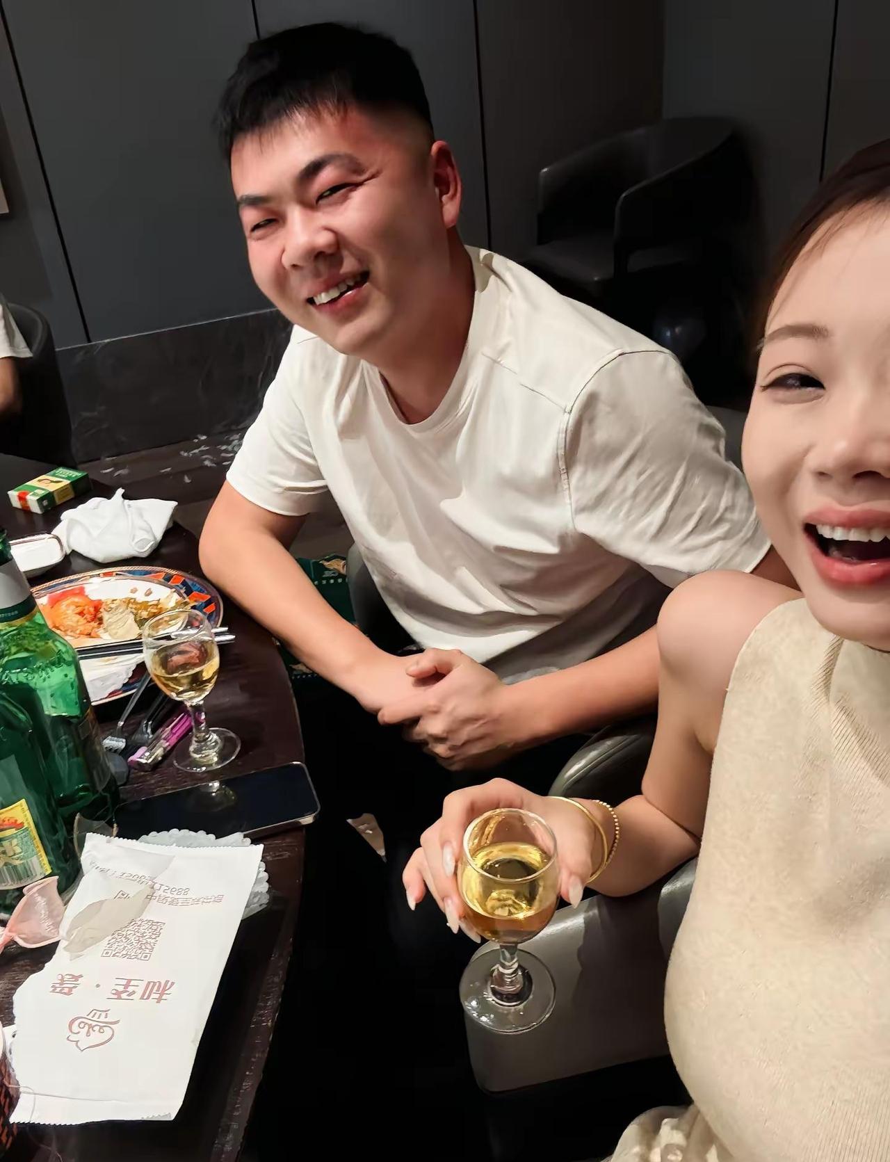 认识你的时候我19岁 现在我已27岁了 这手一搭就是8年 行囊羞涩都无恨 难得夫