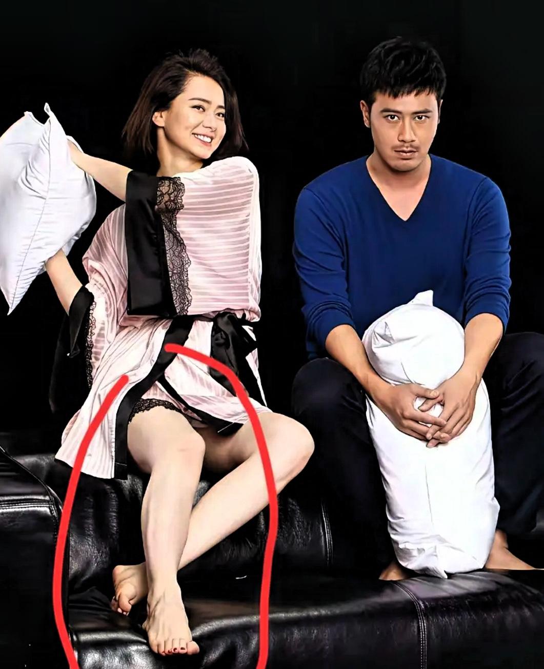 戚薇这脚一亮相，
不少人都懵了：怎么看着这么粗壮？
说拍摄角度问题吧，可也有人猜