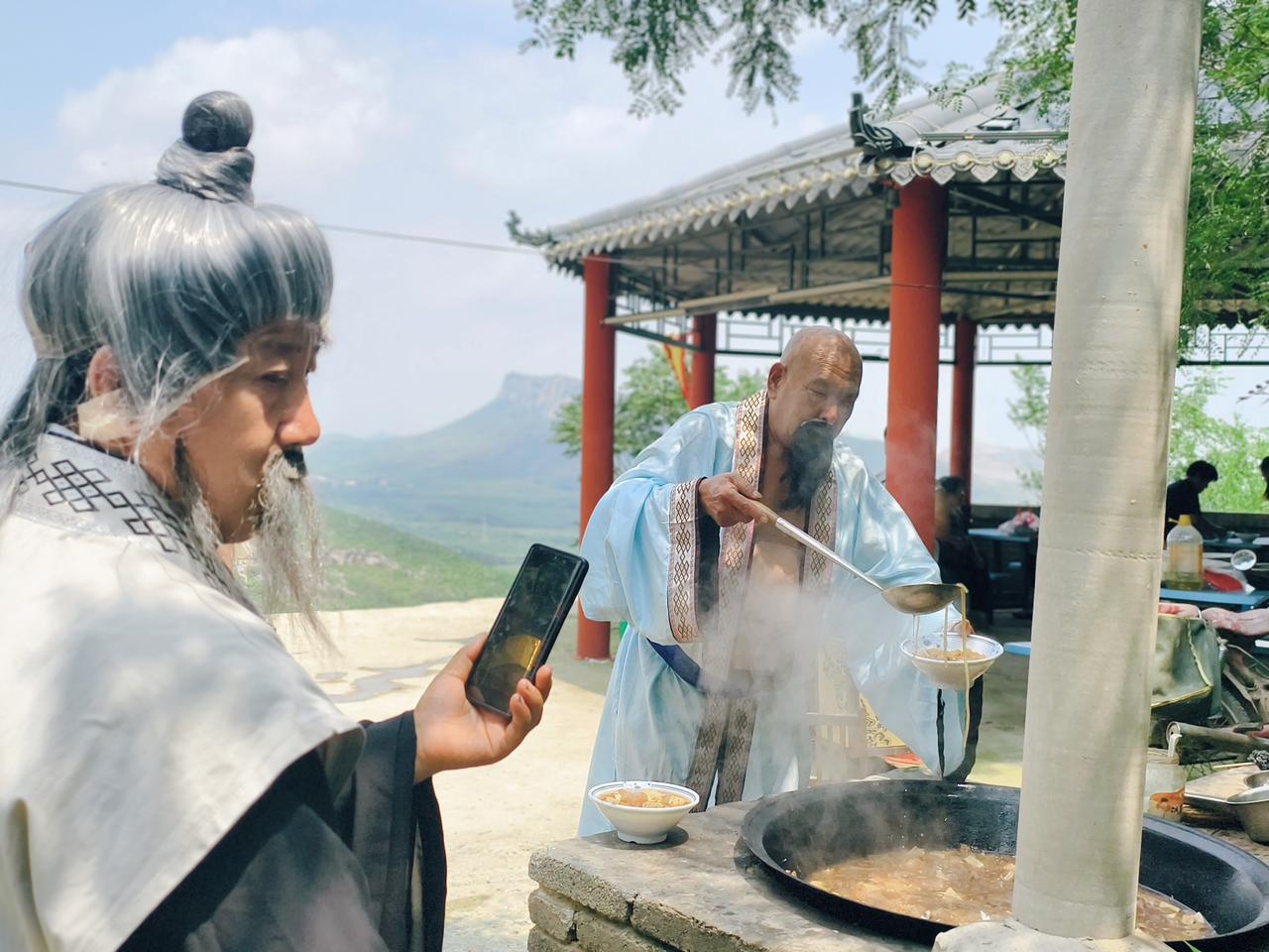 神仙待客、仙山大锅饭。传说里云游四方的两位仙人，此刻化身掌勺摊主，在张果老修行的
