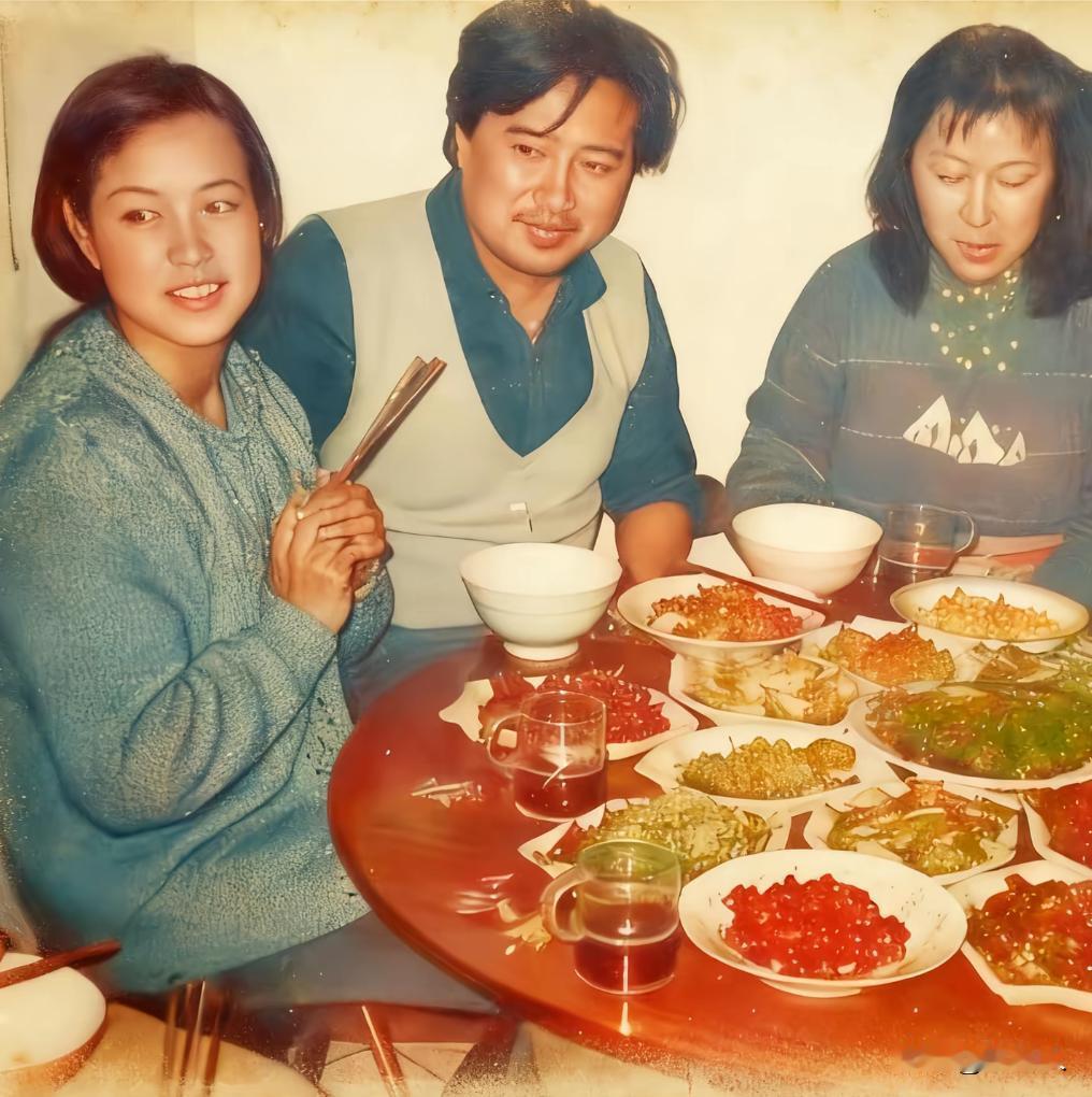 1984年春节，刘晓庆回到成都探亲。丈夫陈国军陪同前往，两人在家宴上留下了这张温