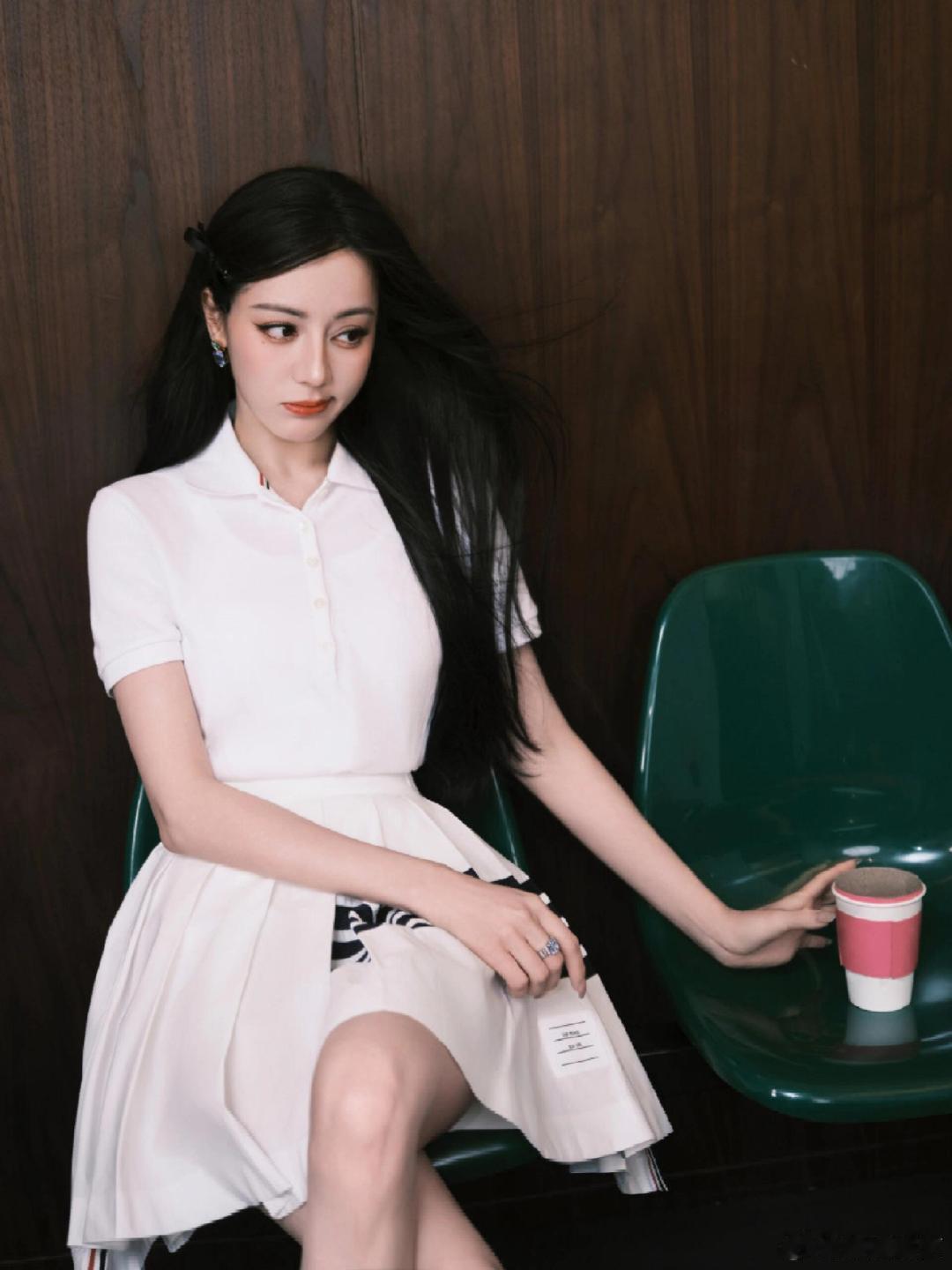 迪丽热巴被跳绳做局了 甜妹的运动日常总有意外惊喜，迪丽热巴从优雅甩绳到紧急“追球