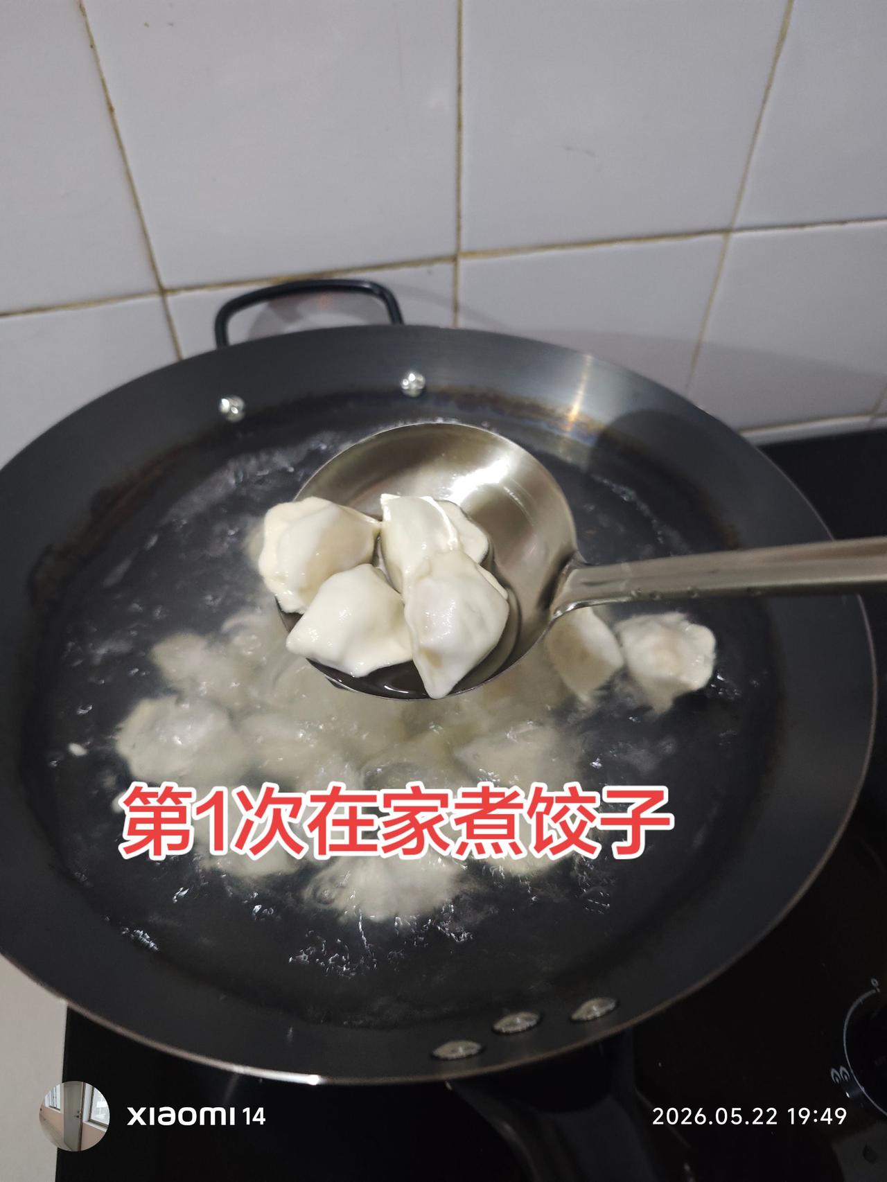 饺子是在超市买的羊肉水饺，酱料的话只蘸个酱油就可以了，简单一点。饺子在锅里