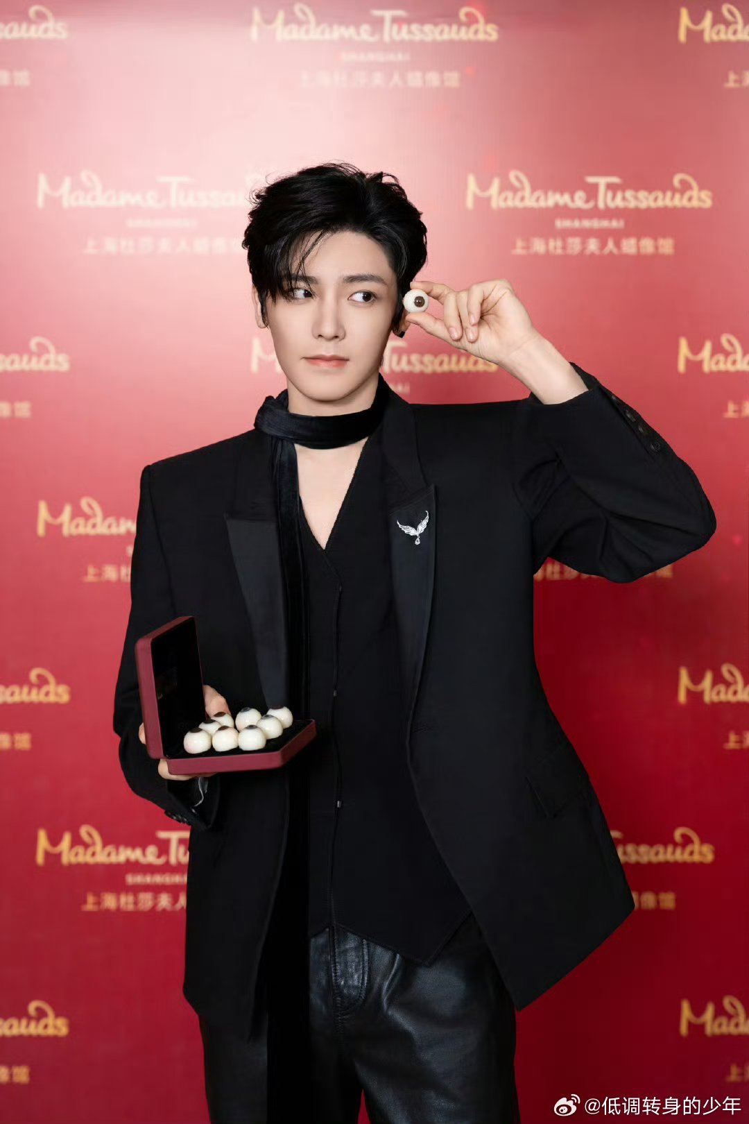 侯明昊蜡像入驻上海杜莎侯明昊全新蜡像即将登陆上海杜莎夫人蜡像馆，一黑色V领西装矜