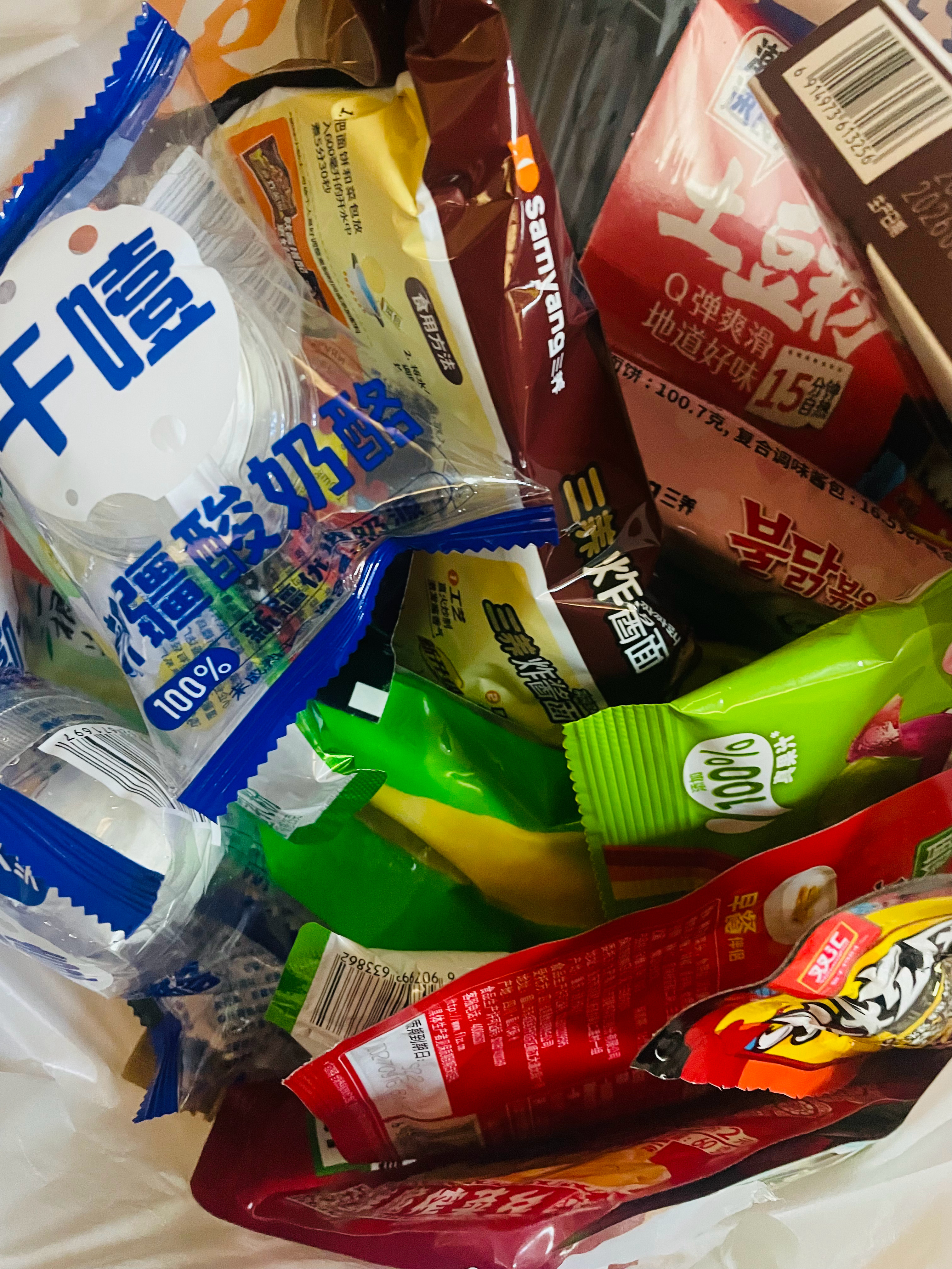 吃完饭出去给孩子买零食 顺便加个油 油价好像又要涨了 