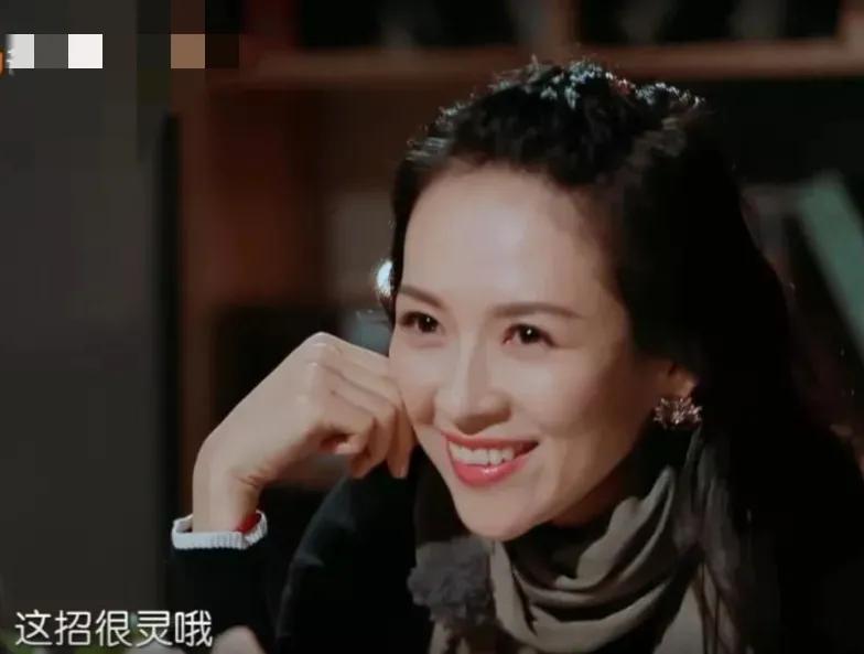 记者问章子怡：“你还相信爱情吗？”章子怡答非所问：“我觉得，女人或许可以用她的“