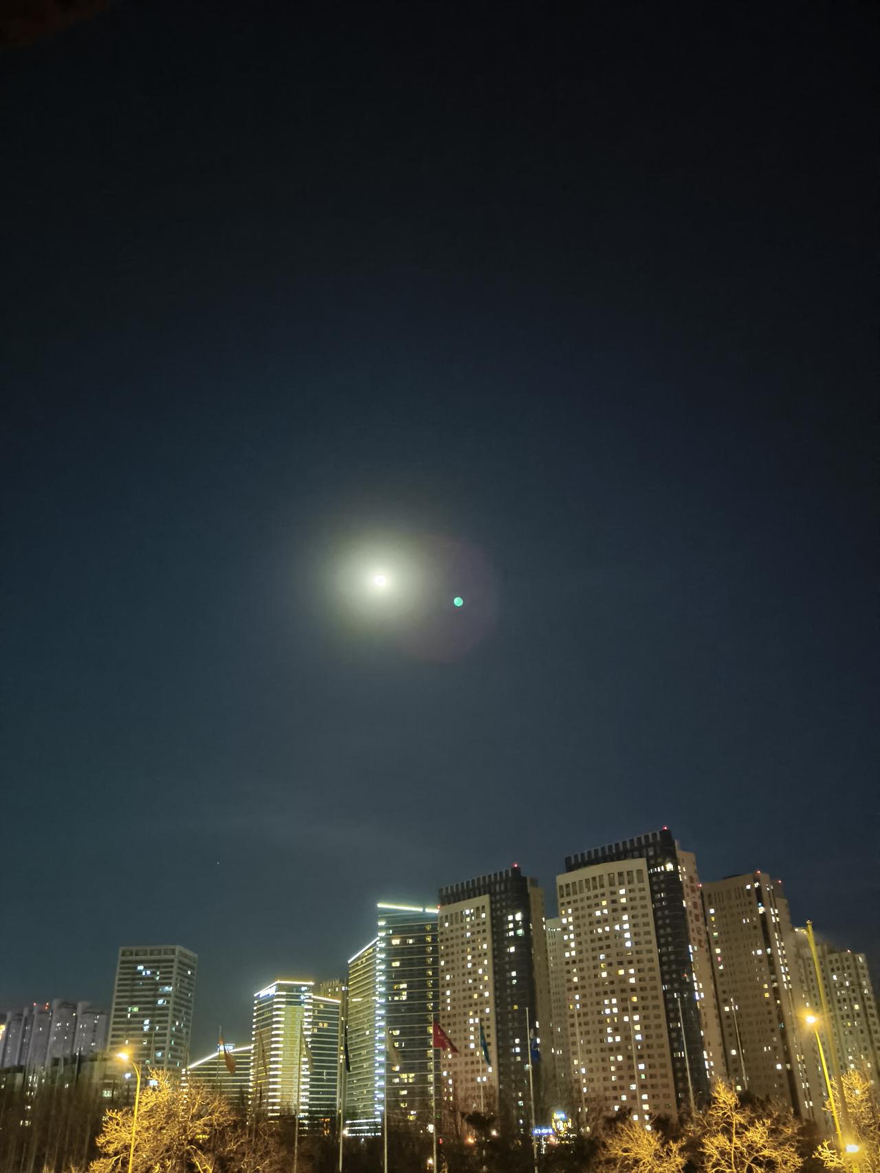 此时相见不相闻
高楼灯窗愁又新