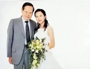 不得不说男人真的很专一，不管到了多大岁数，内心似乎都希望能找个 20 出头的伴侣