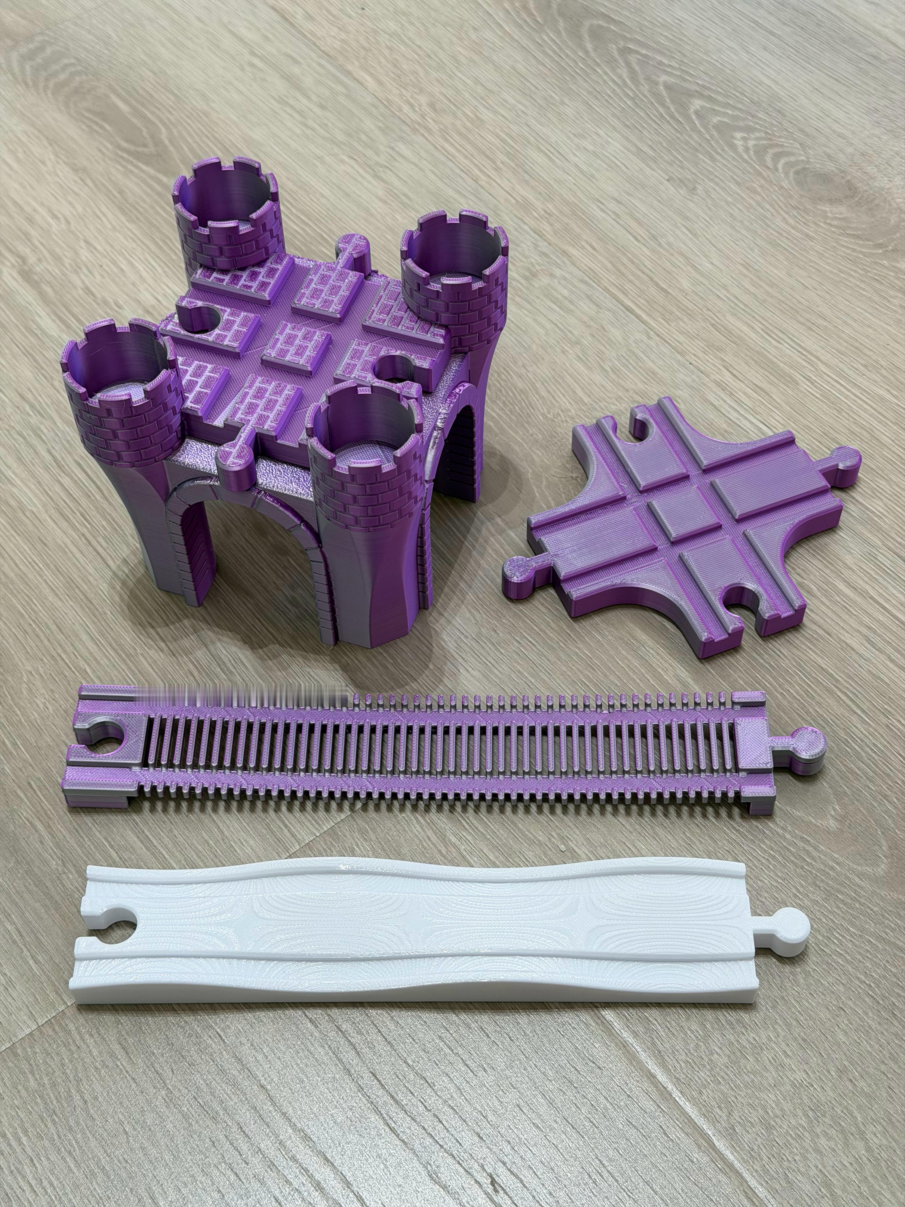 这些年陆陆续续买了好几大箱小火车轨道，以后不用买了，可以打点不一样的造型。 