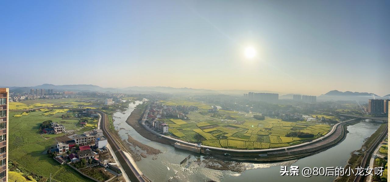 今天3月19日，星期四。
愿你脚踩祥云，奔赴灿烂星河。
愿所有的美好都因你而起