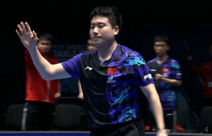伦敦世乒赛的赛场上，在国乒女队3:2险胜日本女乒，连续7次捧起考比伦杯之后，国乒