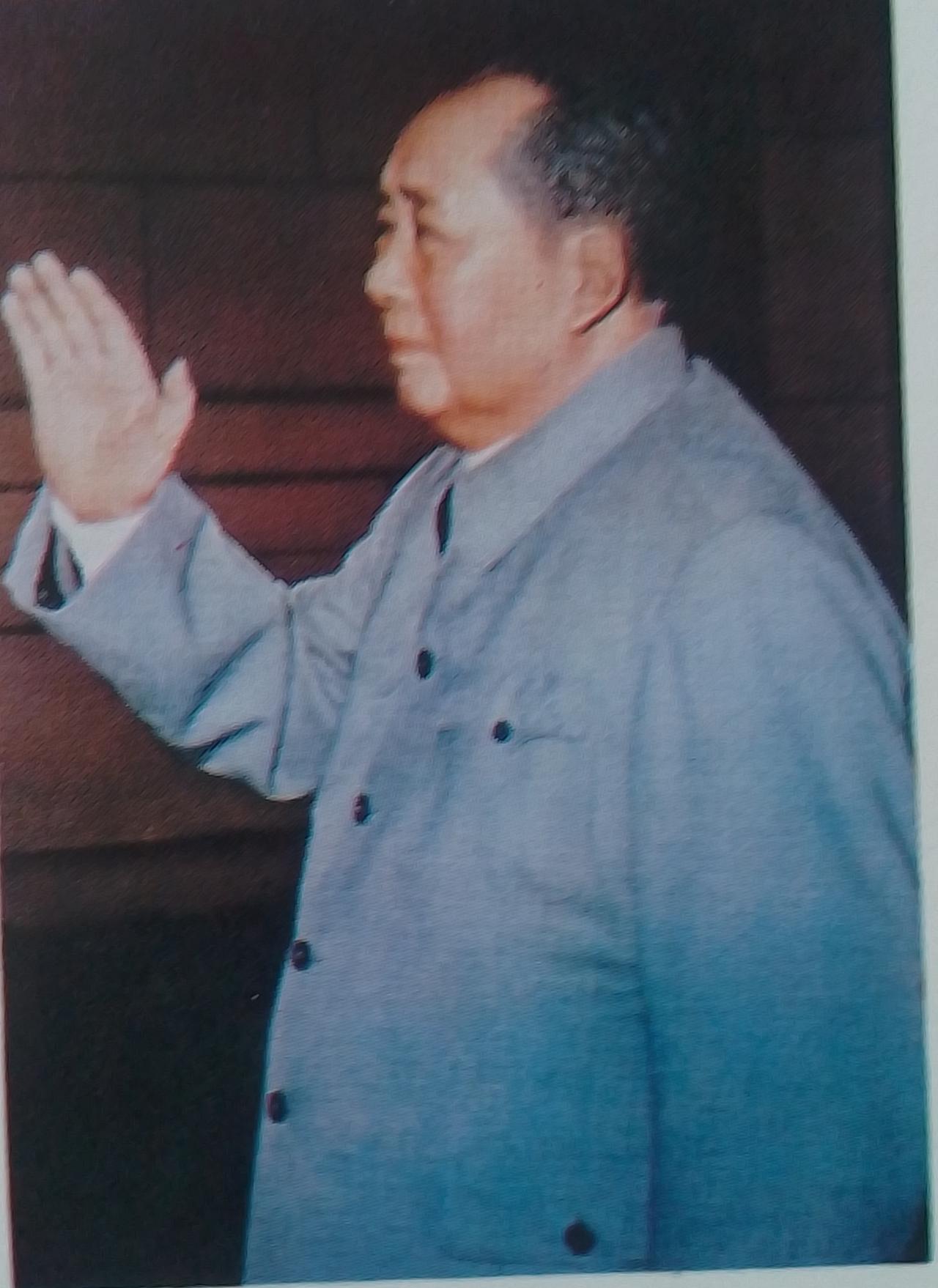 毛主席告诫全党的：务必使同志们继续地保持谦虚、谨慎、不骄、不躁的作风，务必使同志
