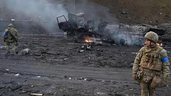 为什么乌克兰都快打亡国了，也不愿投降？

其实乌克兰死活不投降，核心就两点：一是